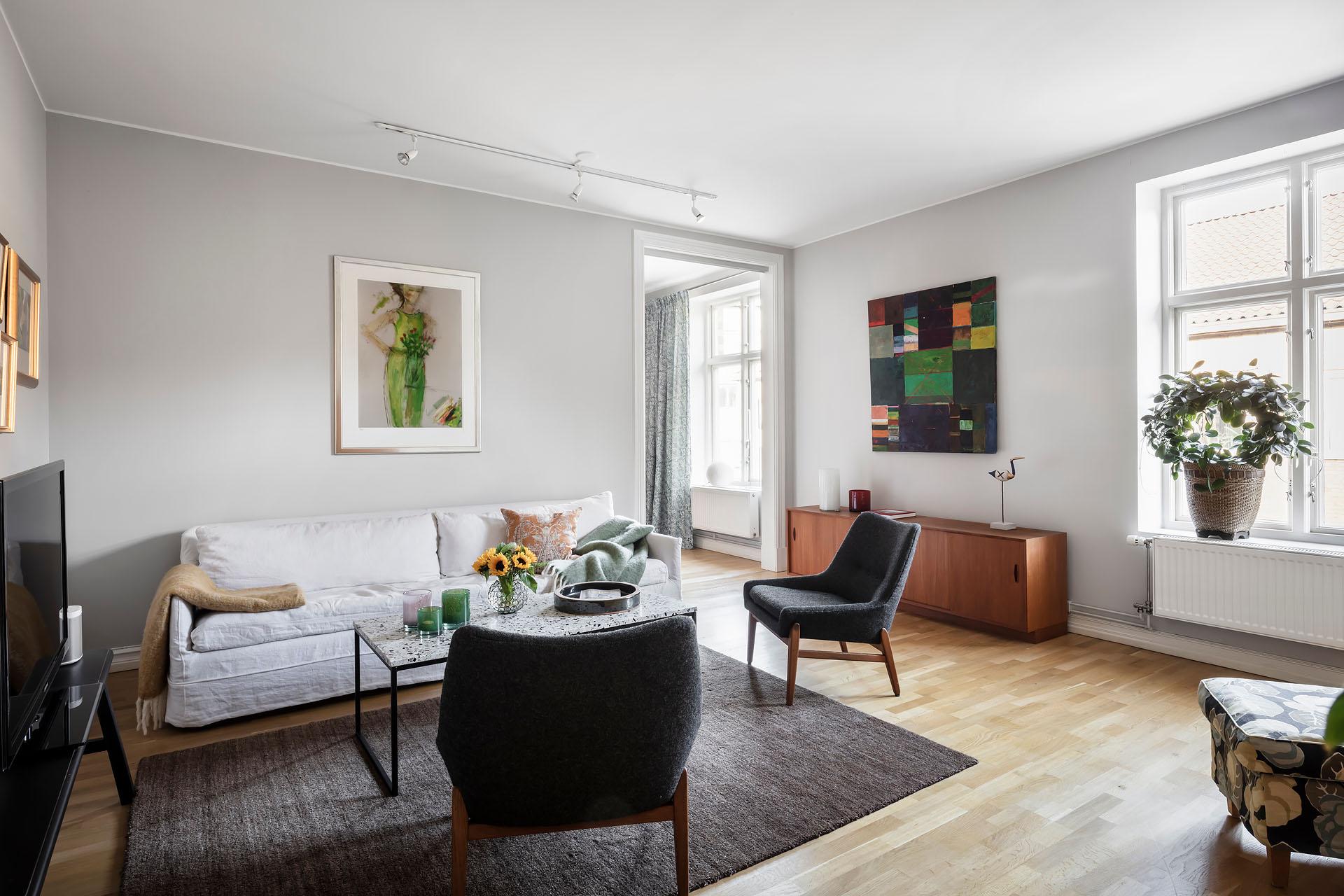 Stort vardagsrum där ni får plats att sitta många