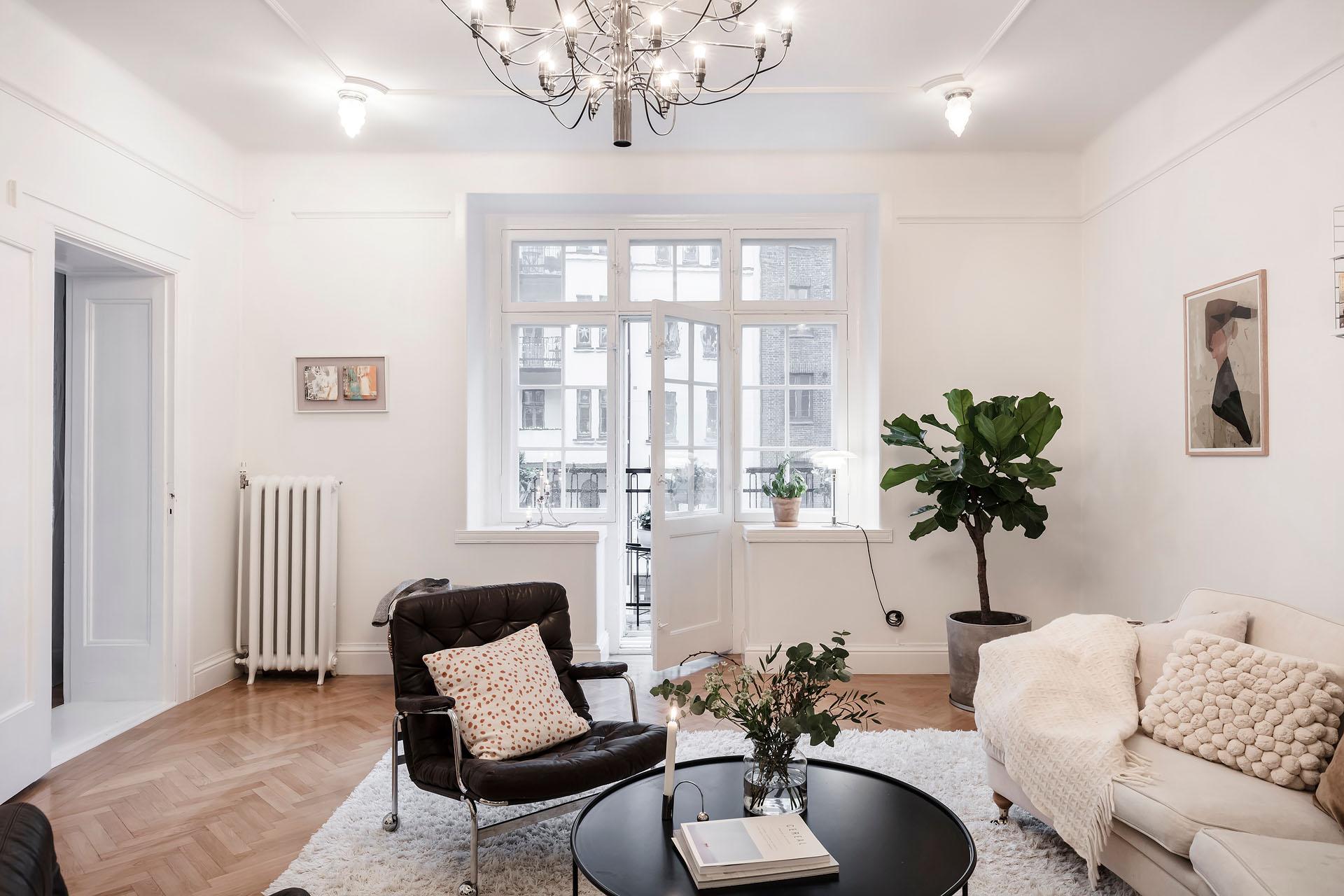 Volymiösa rum och utgång till balkongen