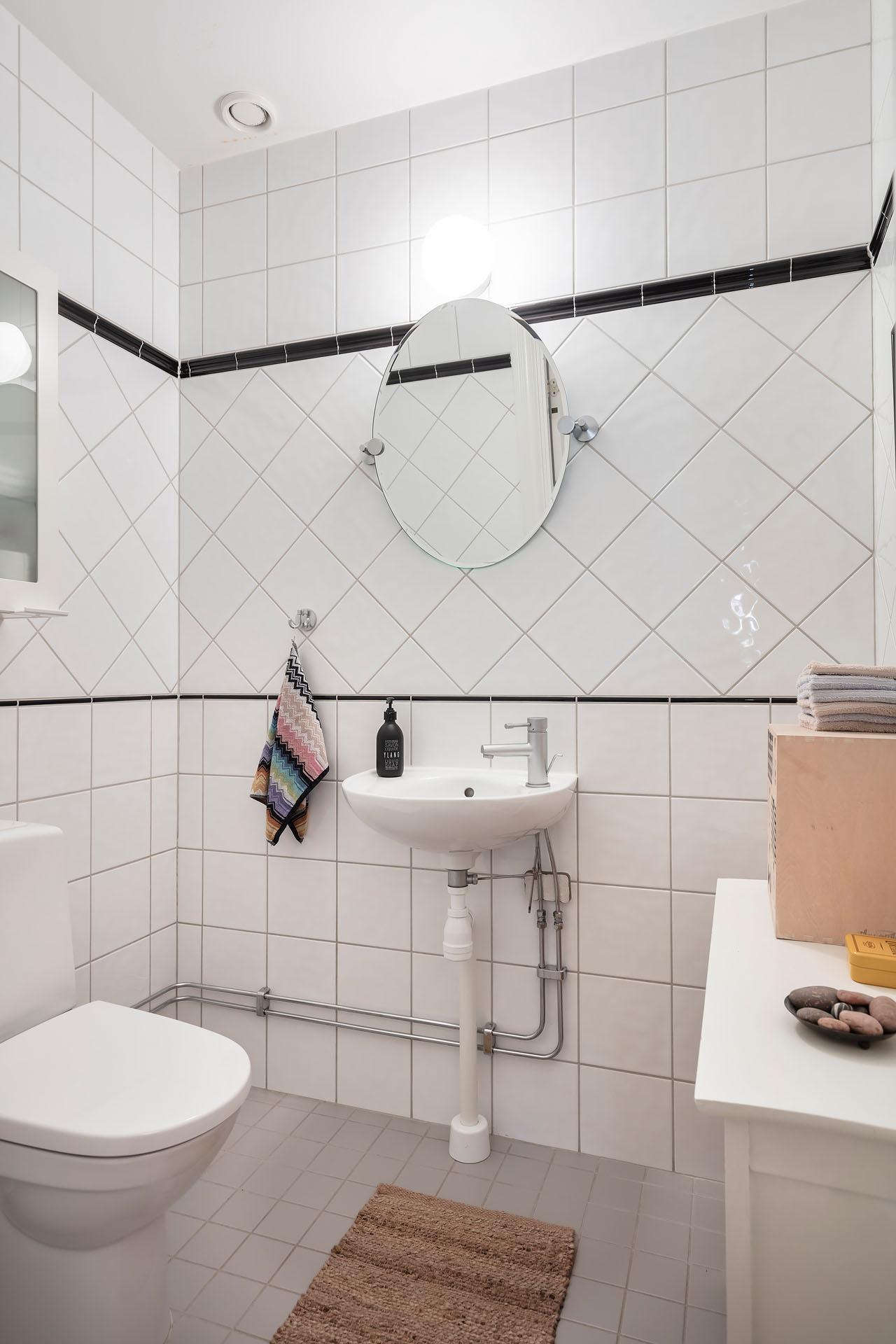 Gästtoaletten når ni också från hallen