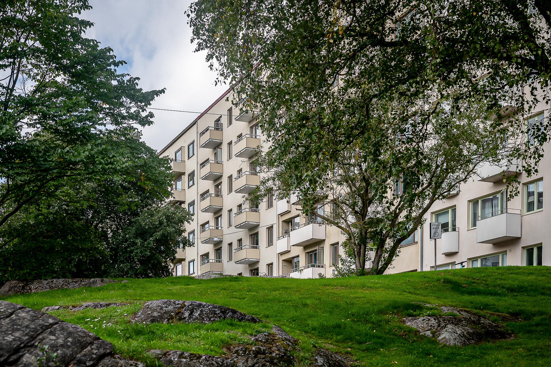 Huset ligger inbäddat i bergsknallar och grönska