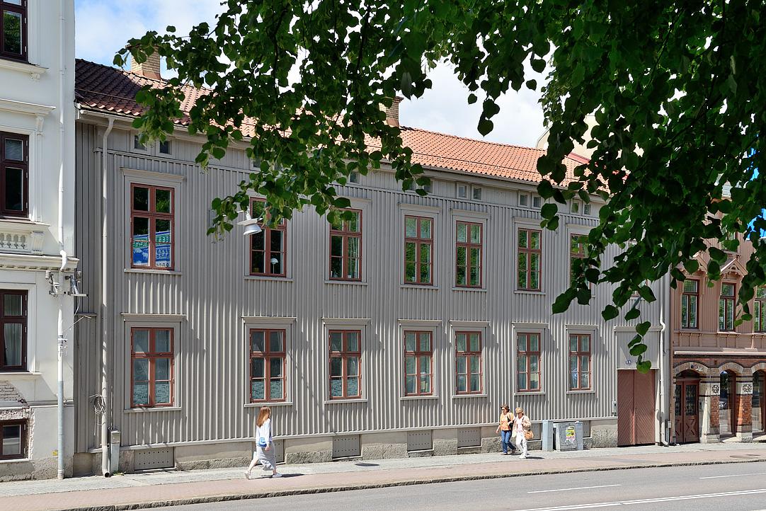 Fasaden från gatan, bostaden hittar du inne i gårdshuset