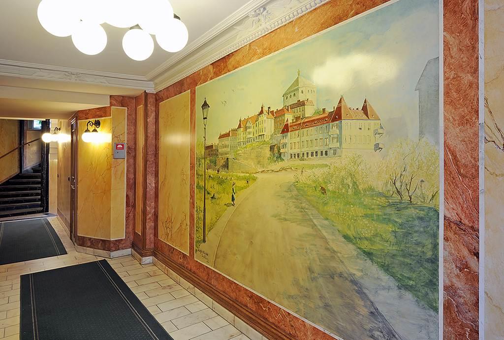 Målningar och stuckatur i entrén