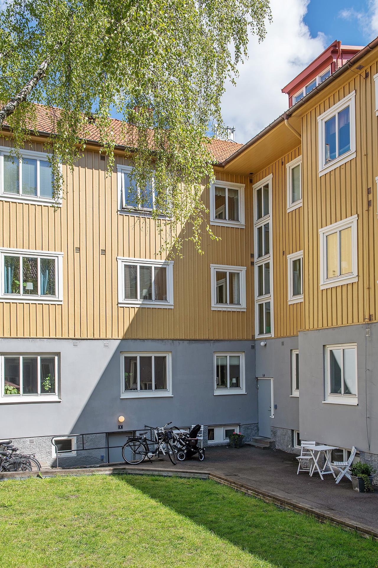 På husets insida finns en fin gård med eftermiddagssol