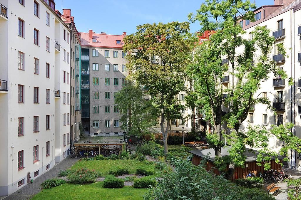 Lägenheten vetter mot en stor grönskande innergård