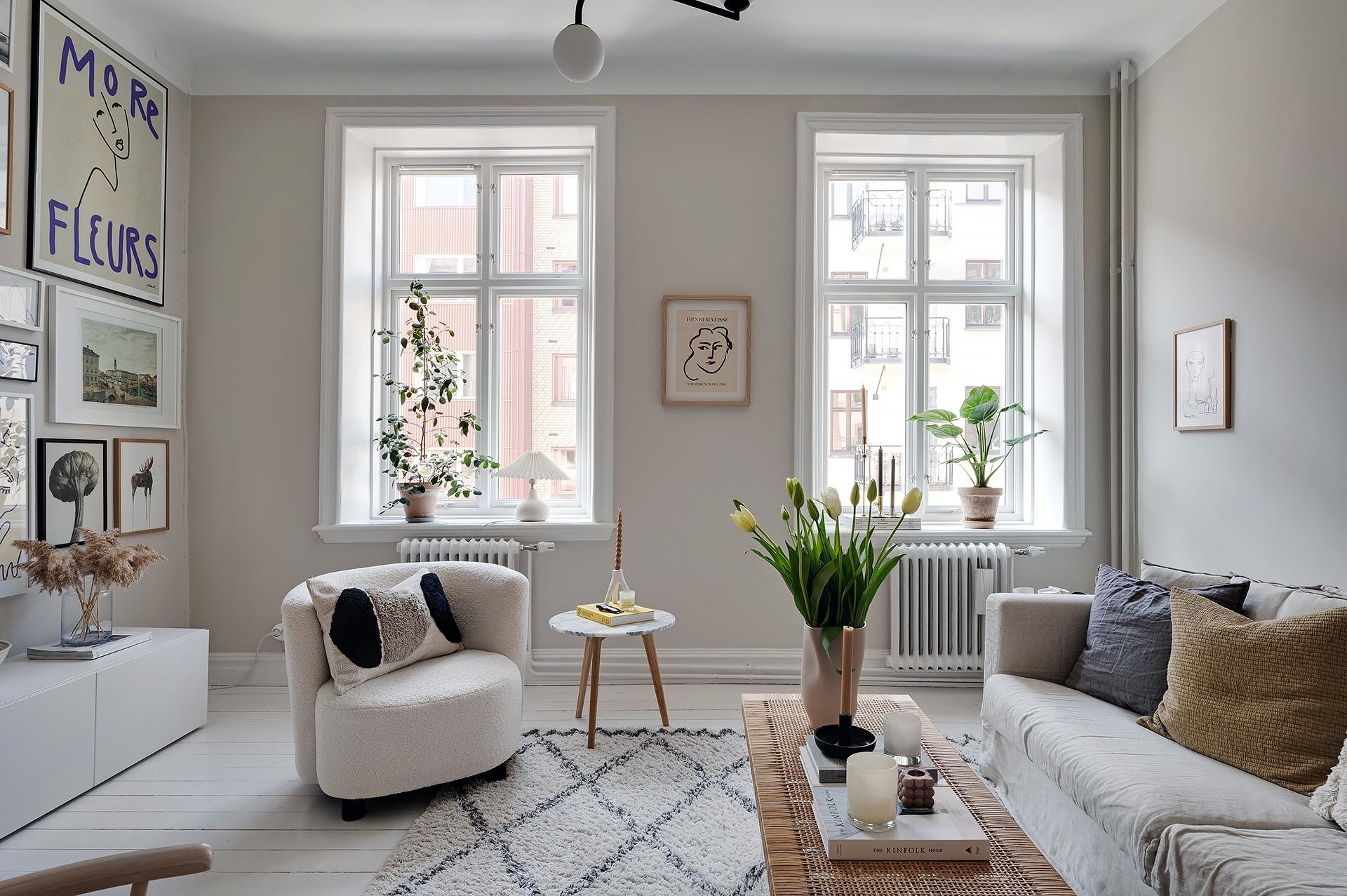 Vardagsrummet vetter åt Sveagatan i väster