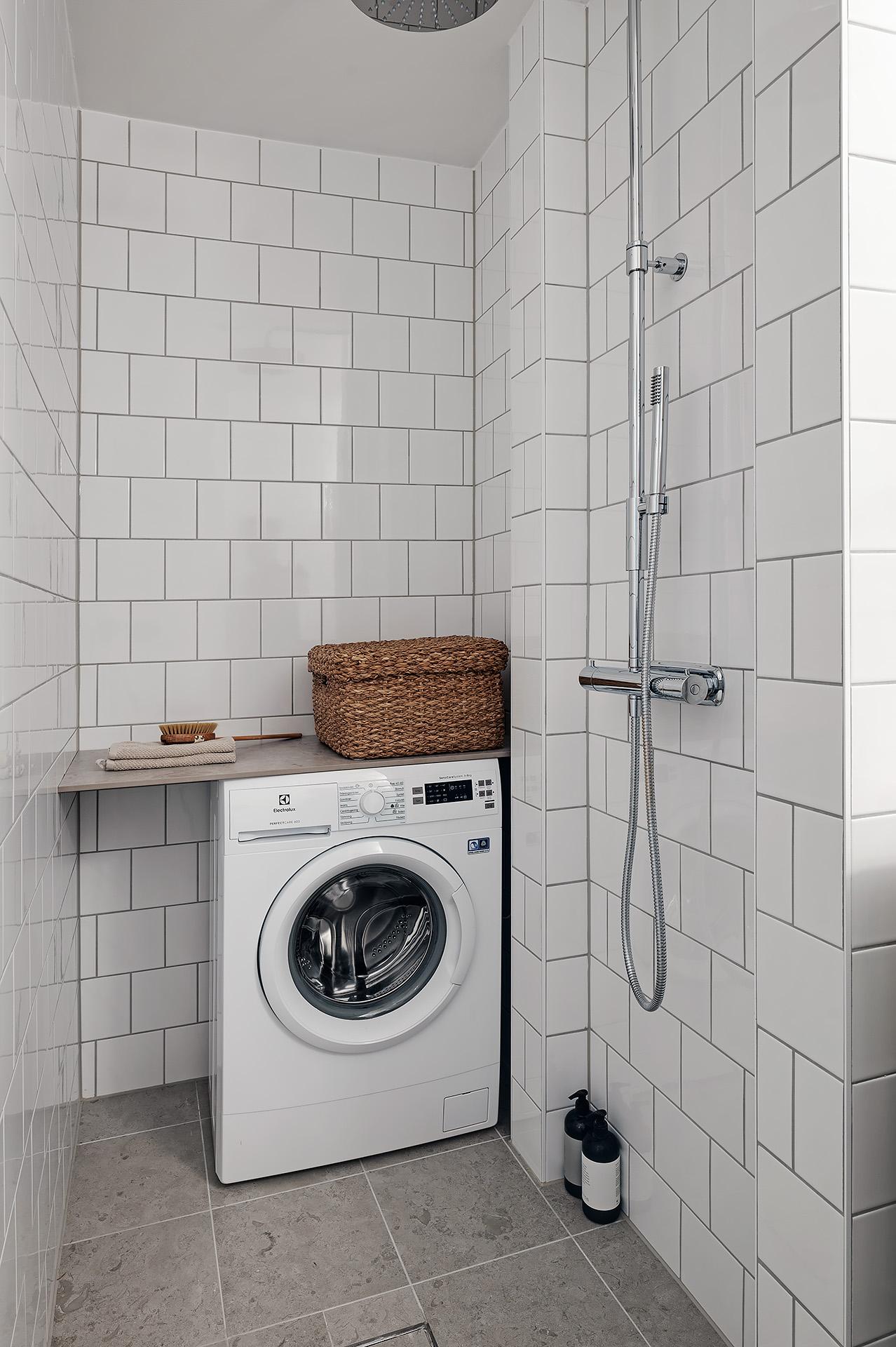 Så nytt att duschväggar av glas inte hunnit monteras än