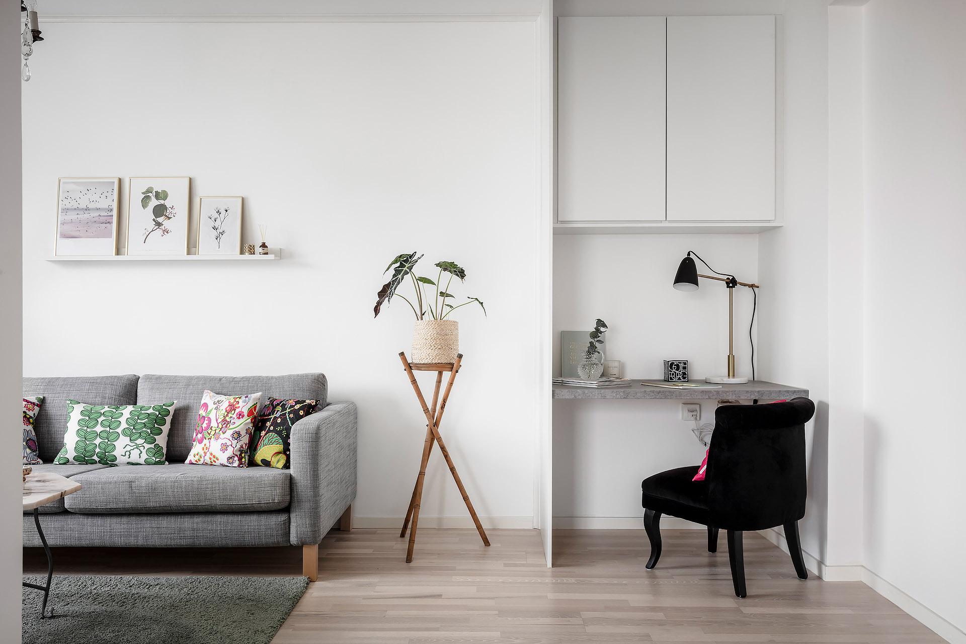 Smart utnyttjande av alla ytor, här för skrivbord och extra förvaring