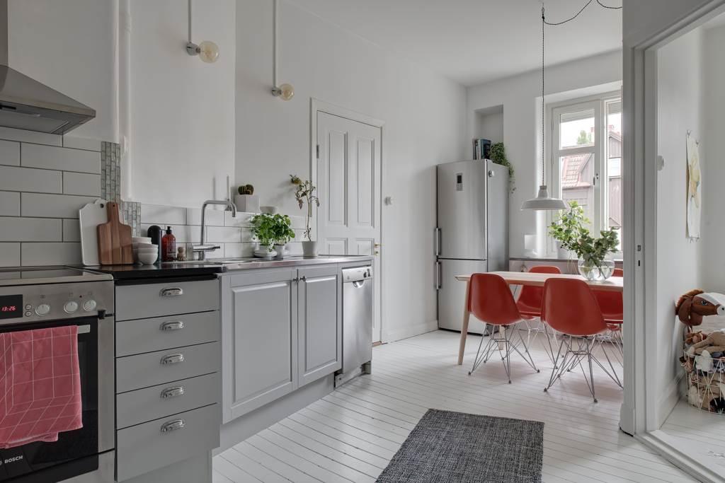 .. och utgång till lägenhetens andra balkong som delas med grannen