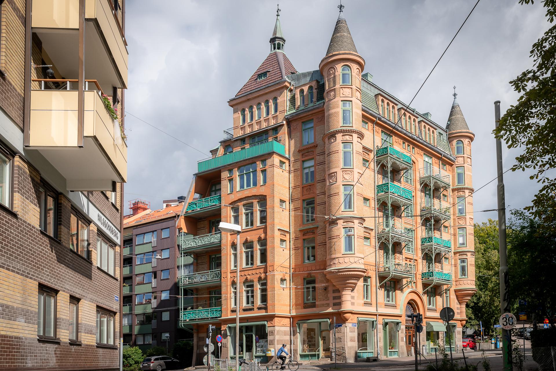 Entrén finns på byggnadens södra fasad.
