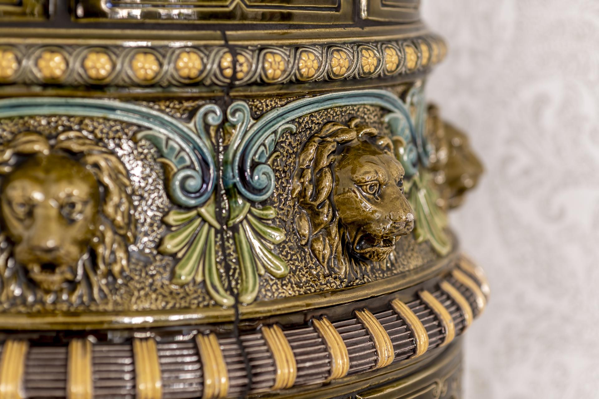 Två vackra kakelugnar i bostaden även de rika på ornamentik, varav en i bruk