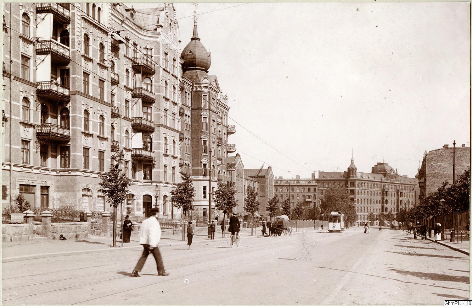 Året är 1902 och kvarteret är alldeles nybyggt - vår lägenhet ses längst upp till vänster i bild