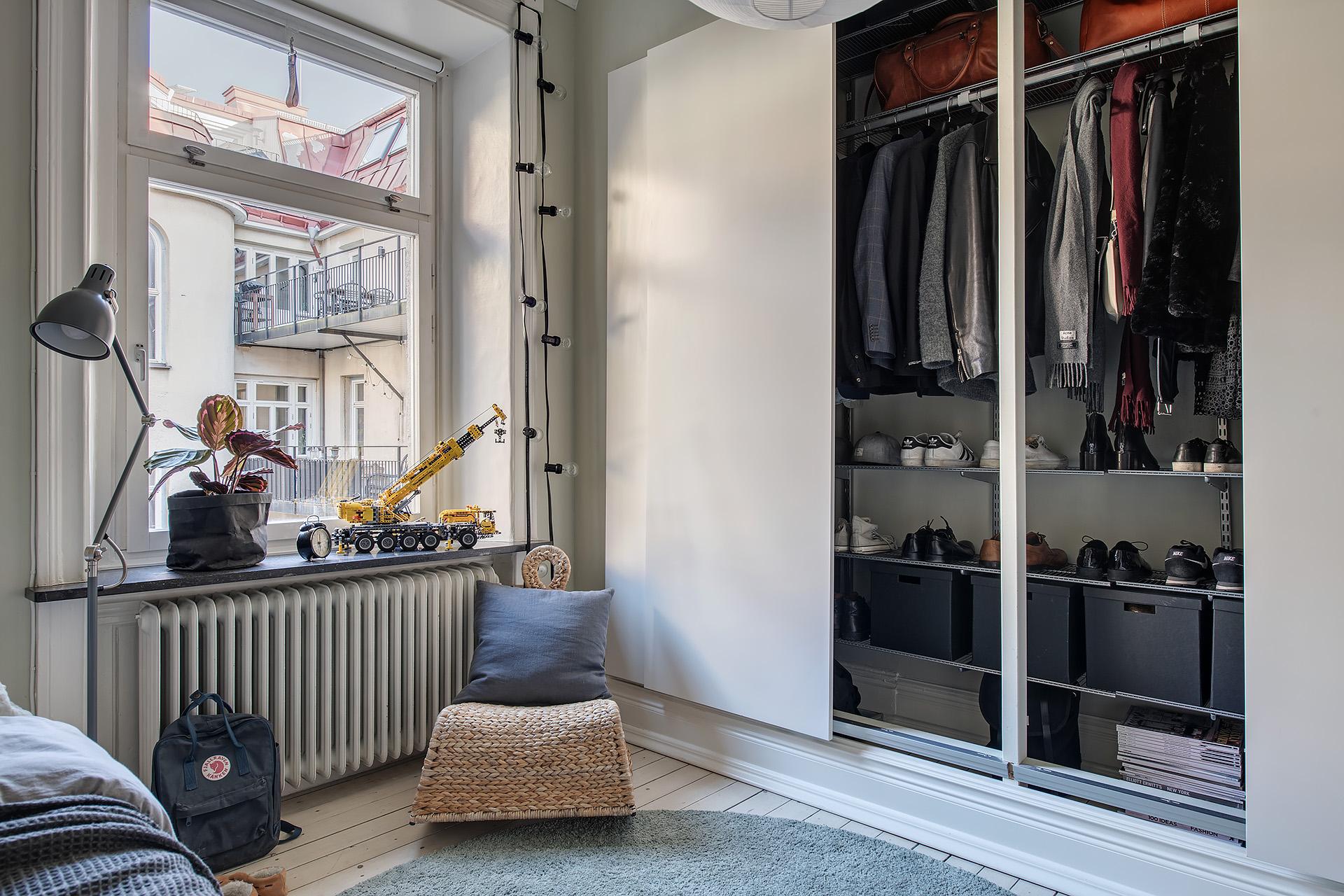 Svårslagen garderobsförvaring och ett källarförråd följer bostaden