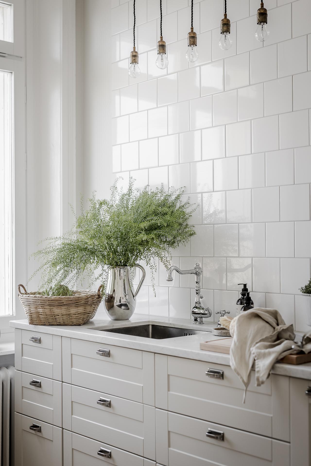 Väggarna kläs av vitt  kakel