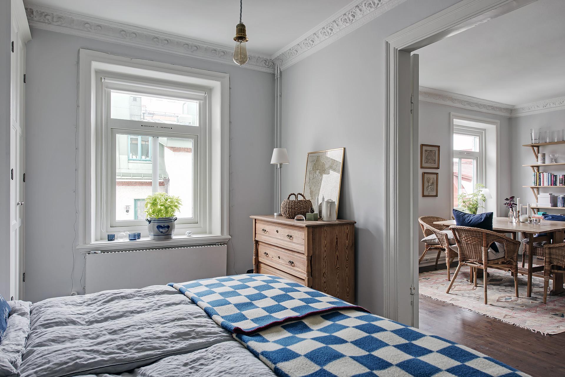 Sovrummet i höjd med takåsarna på Karl Gustavsgatan