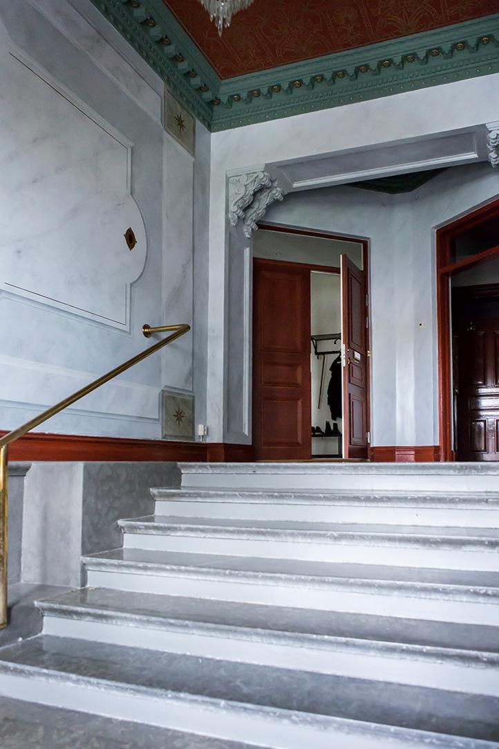 Lägenheten ligger en trappa upp