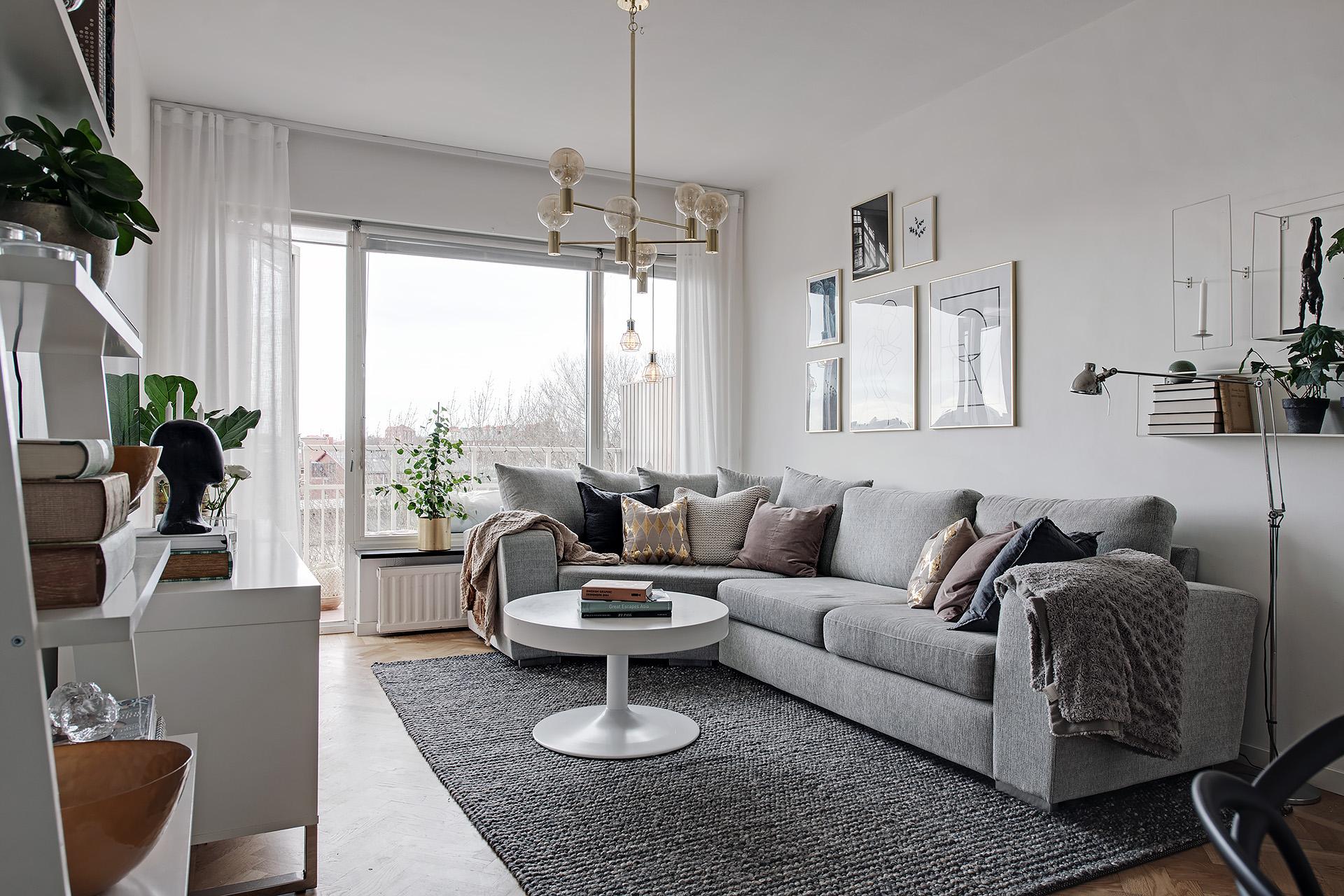 En luftig takhöjd om cirka 2,73 meter