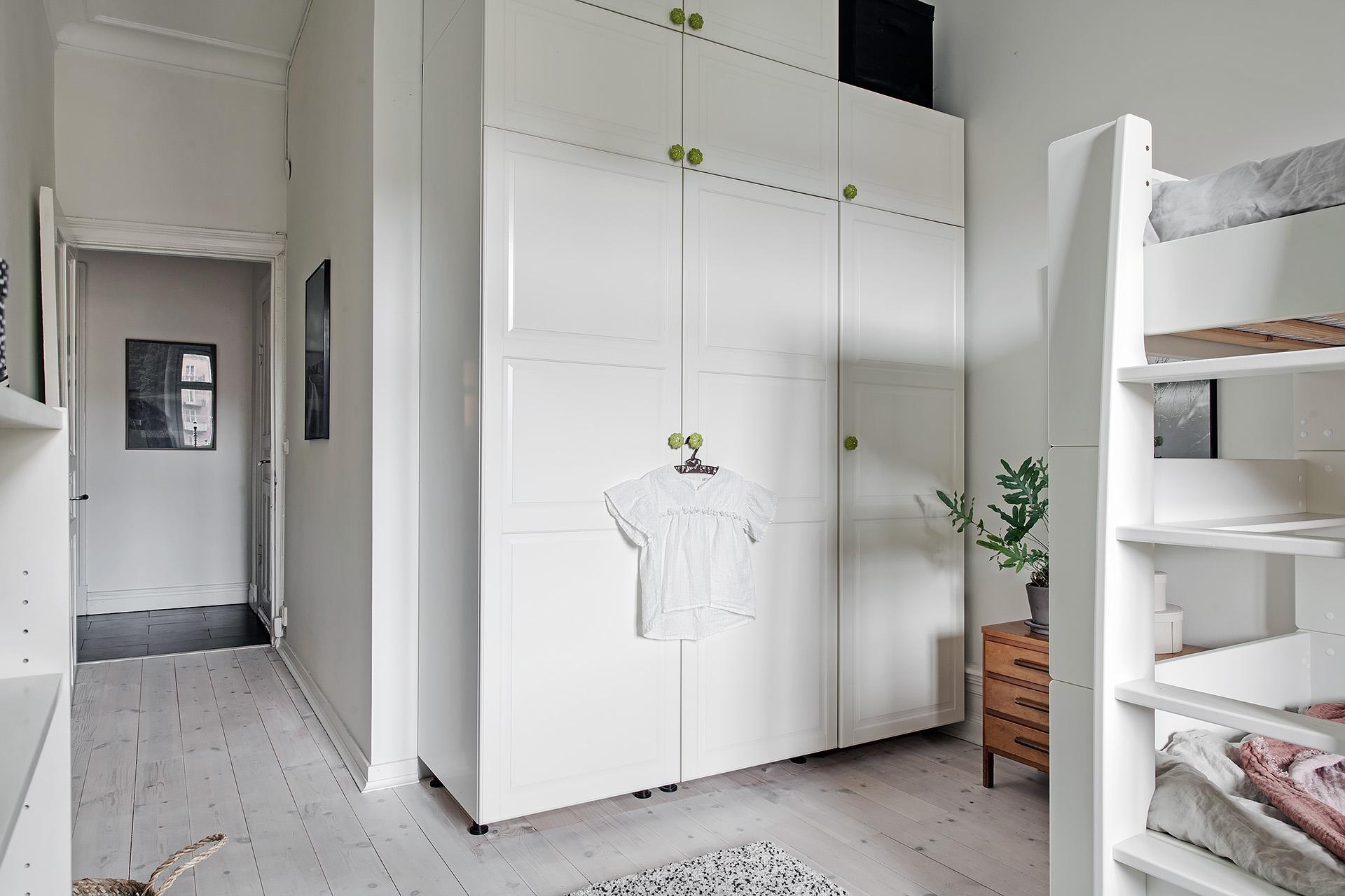 Även här består golvet av vitbehandlat furugolv