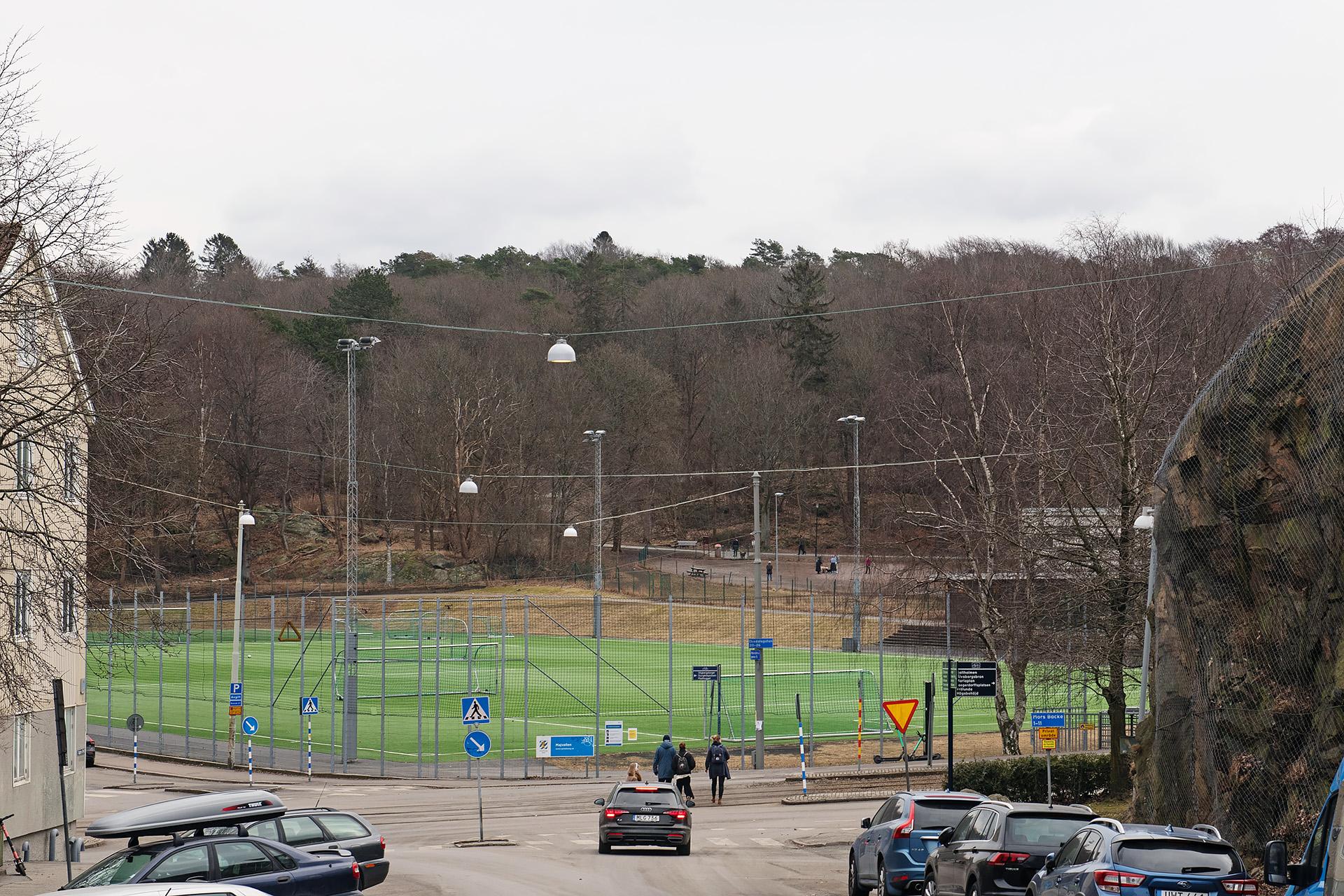 Majvallen och ingång till Slottsskogen bara några meter bort