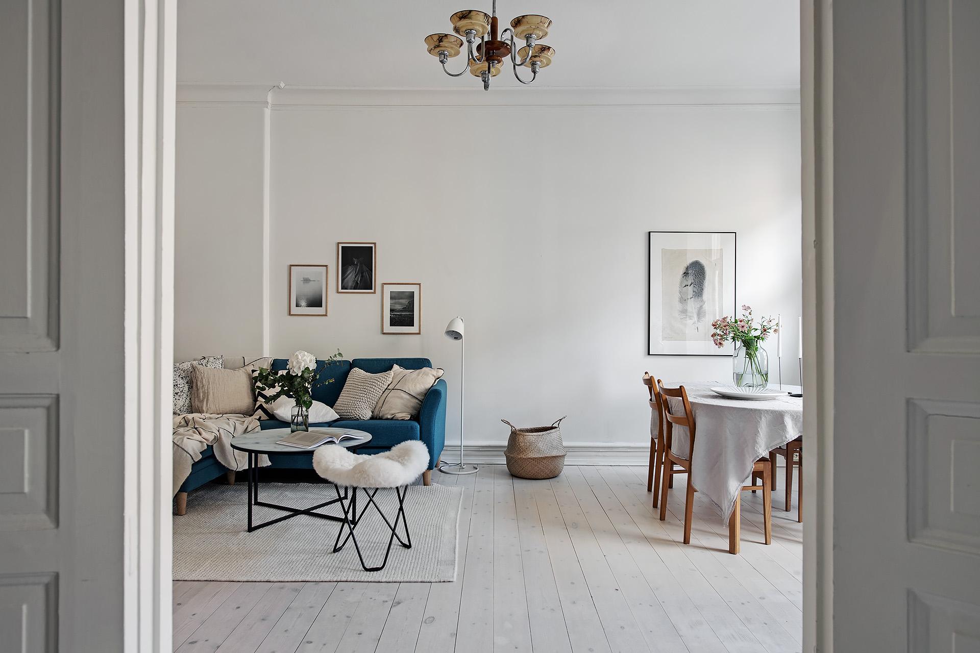 Stuckatur och brädgolv med höga fotlister