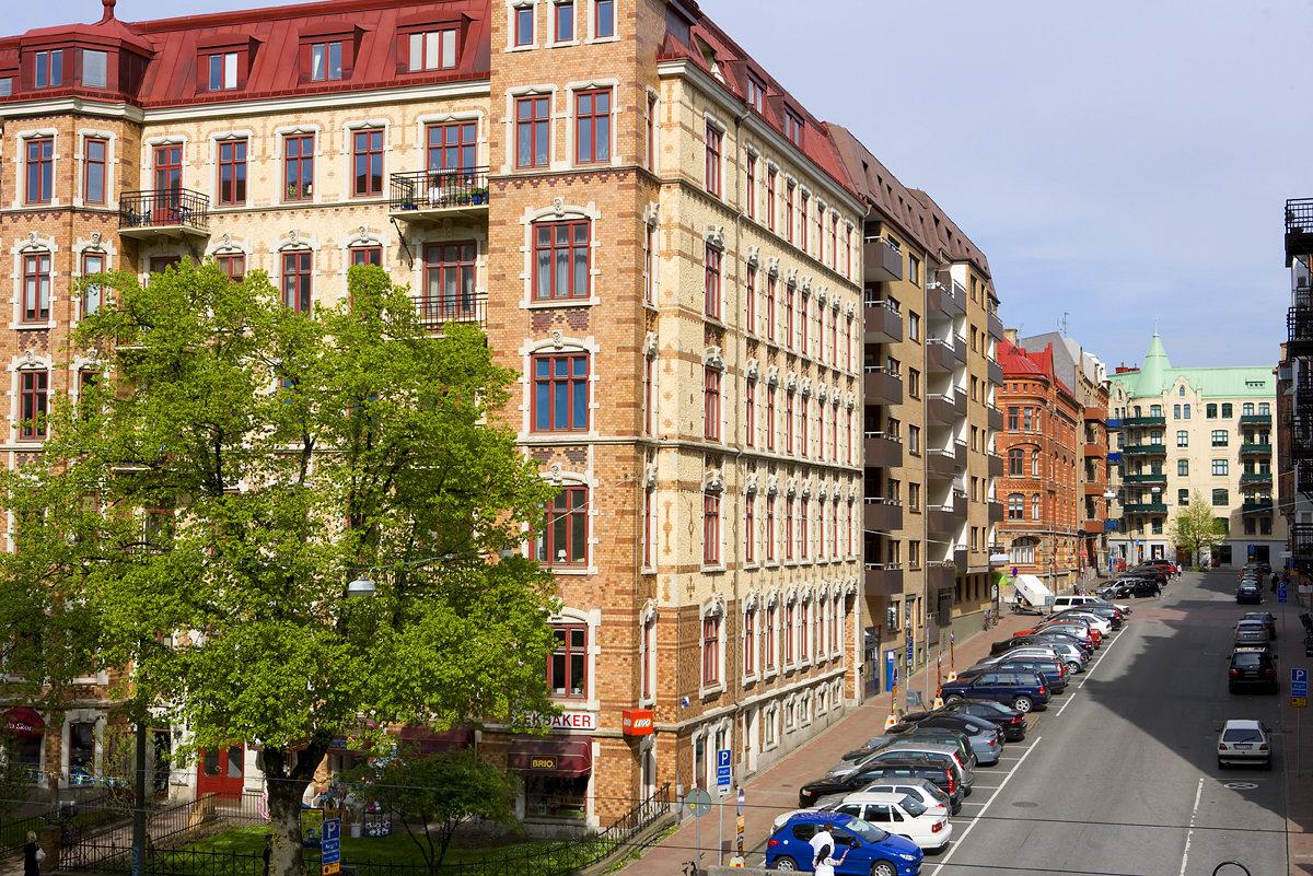 Runt hörnet nås Linnégatan...