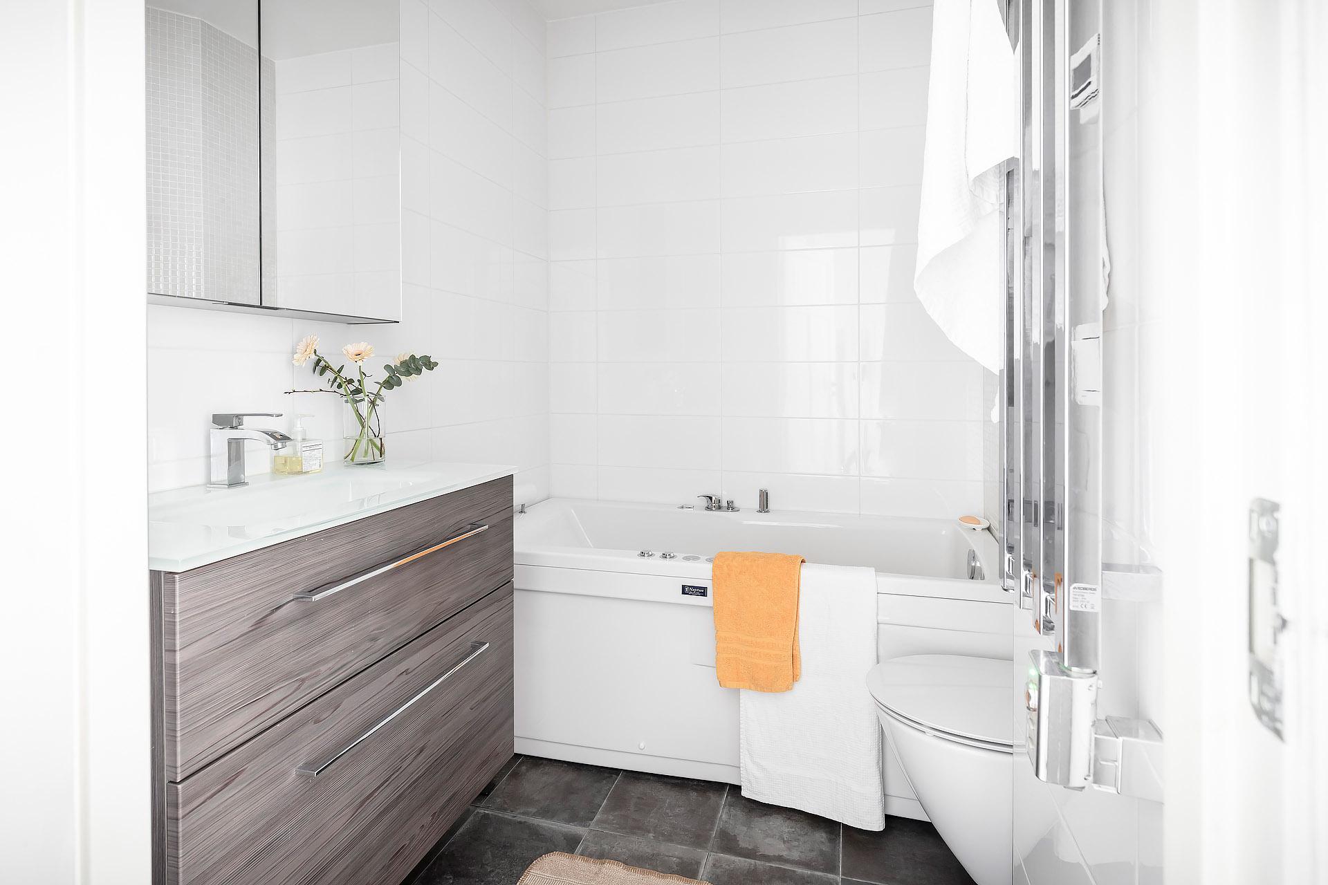 Smakfullt badrum i direkt anslutning till Master Bedroom
