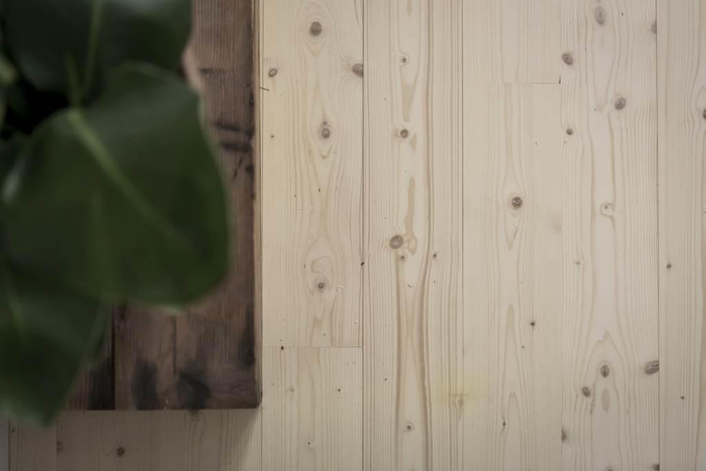 Massivt plankgolv, nylagt och skönt för fötterna