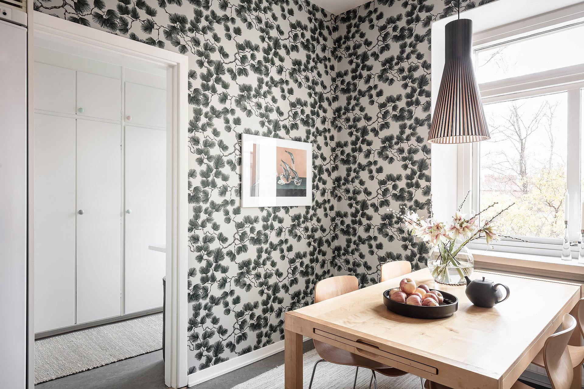 Tapeten Pine green från Sandberg tapeter pryder väggarna i köket