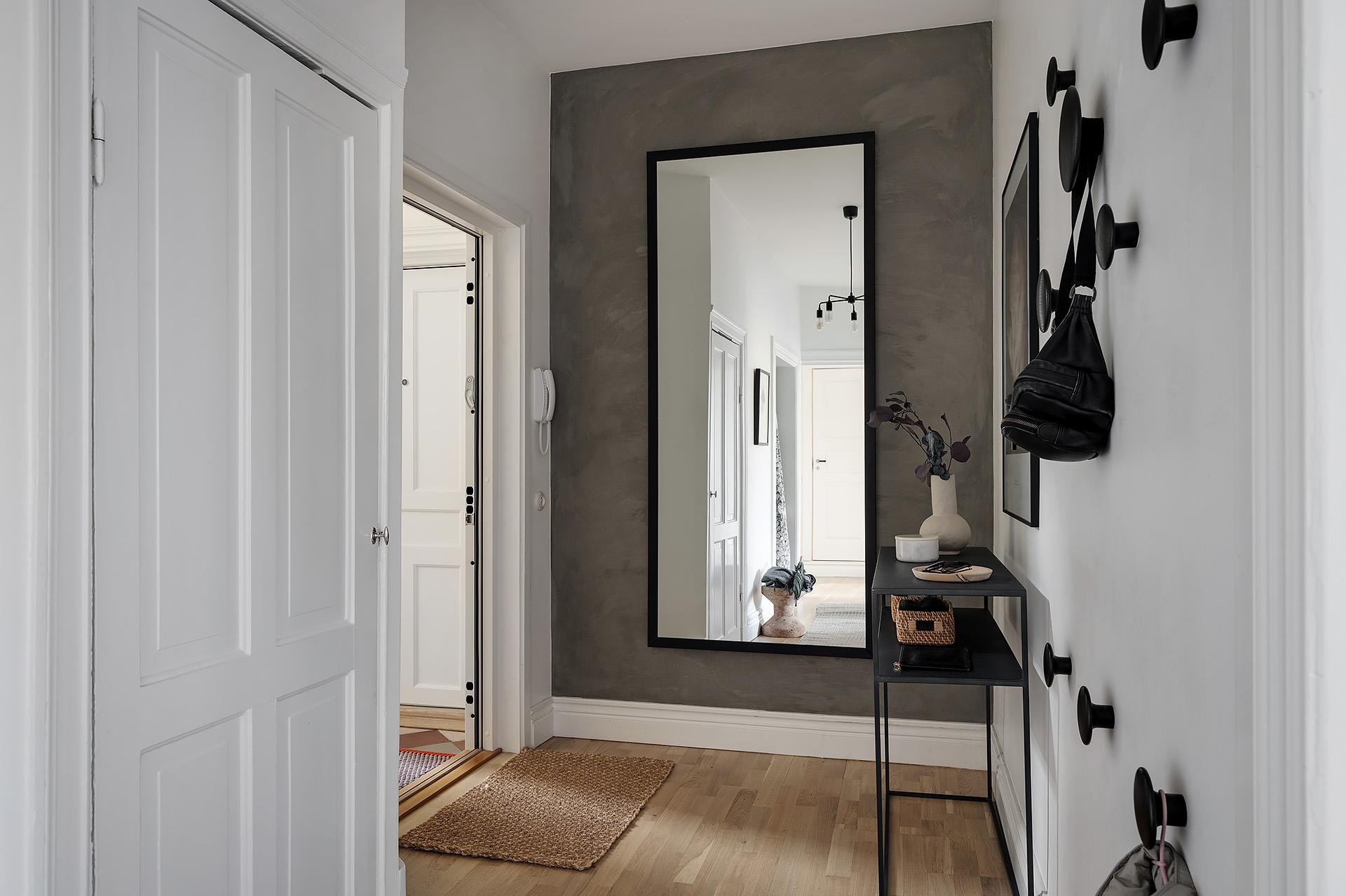 Välkomnande hall med två klädkammare