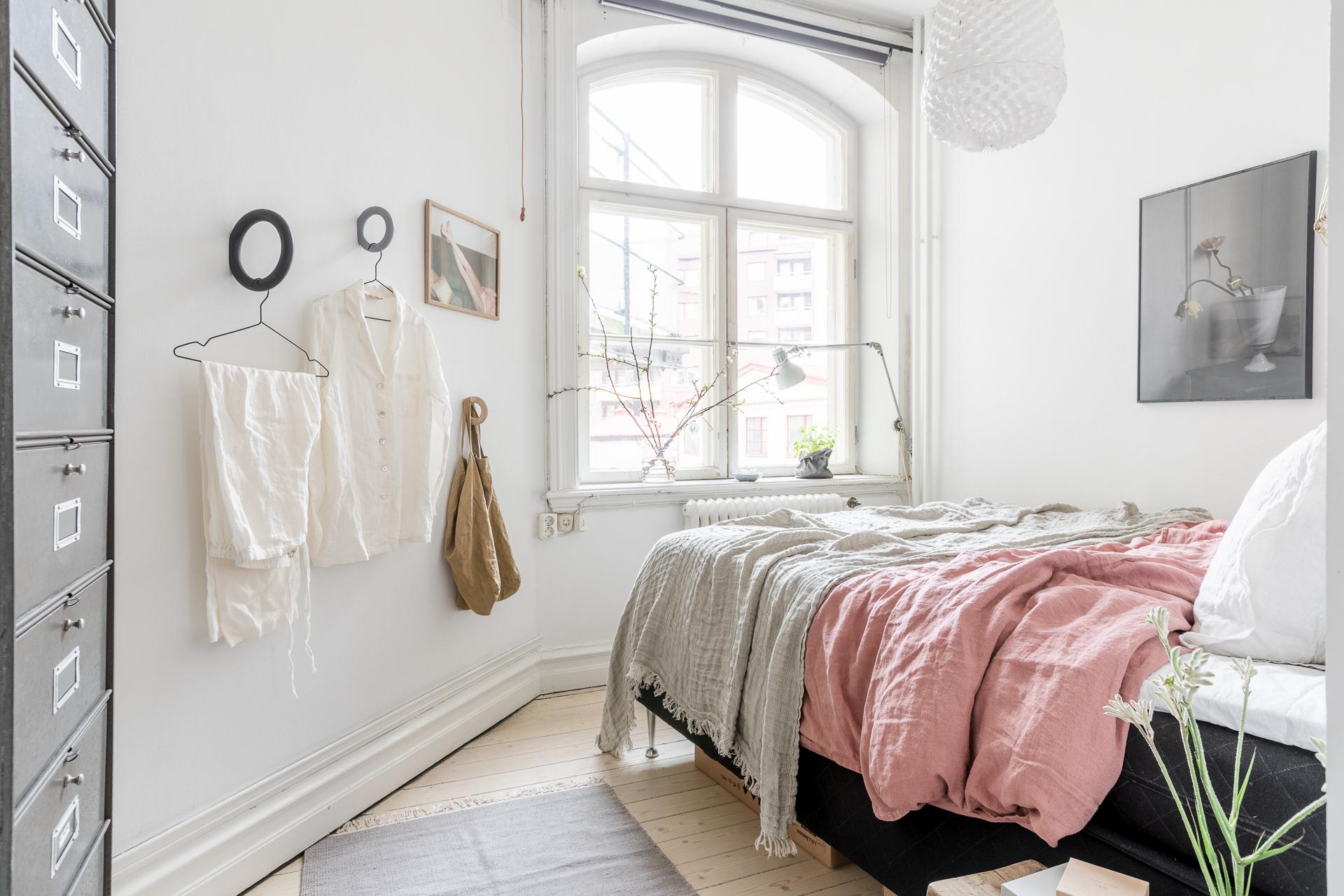 Lugnt sovrum med fönster mot innergården