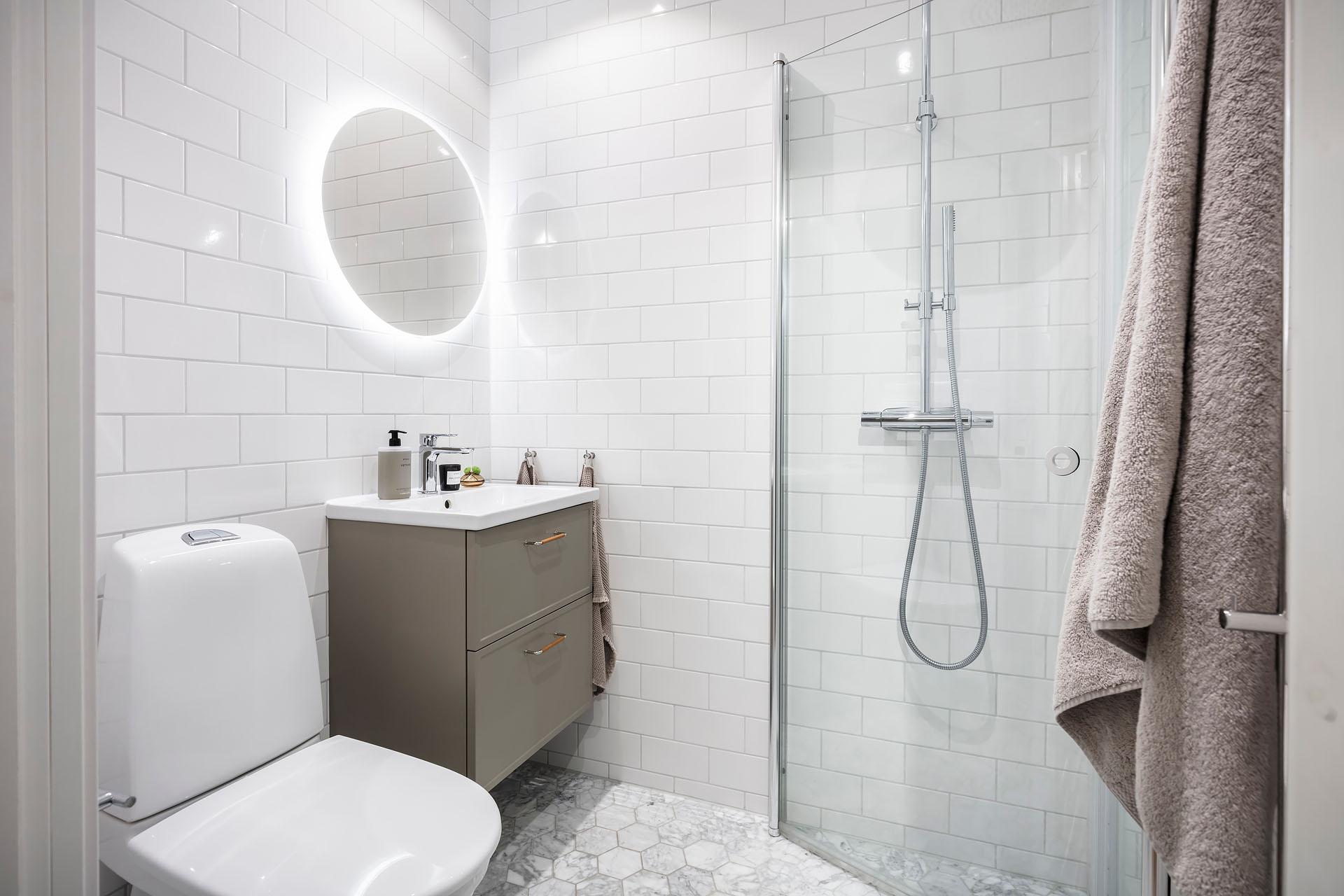 Badrummet andas hotellkänsla med väl valda material och färgval