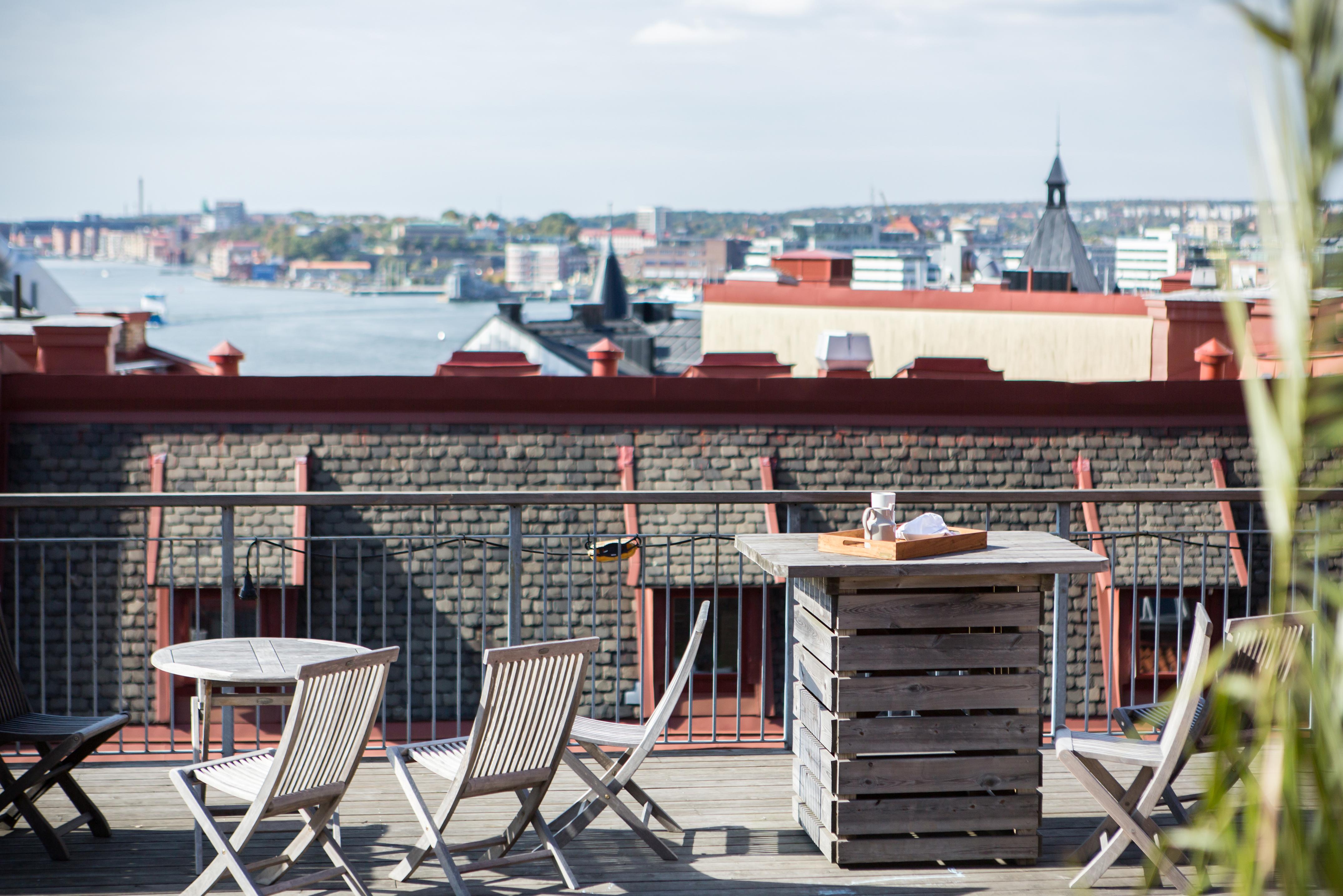 Takterrassen bjuder på vattenutsikt och magiska solnedgångar