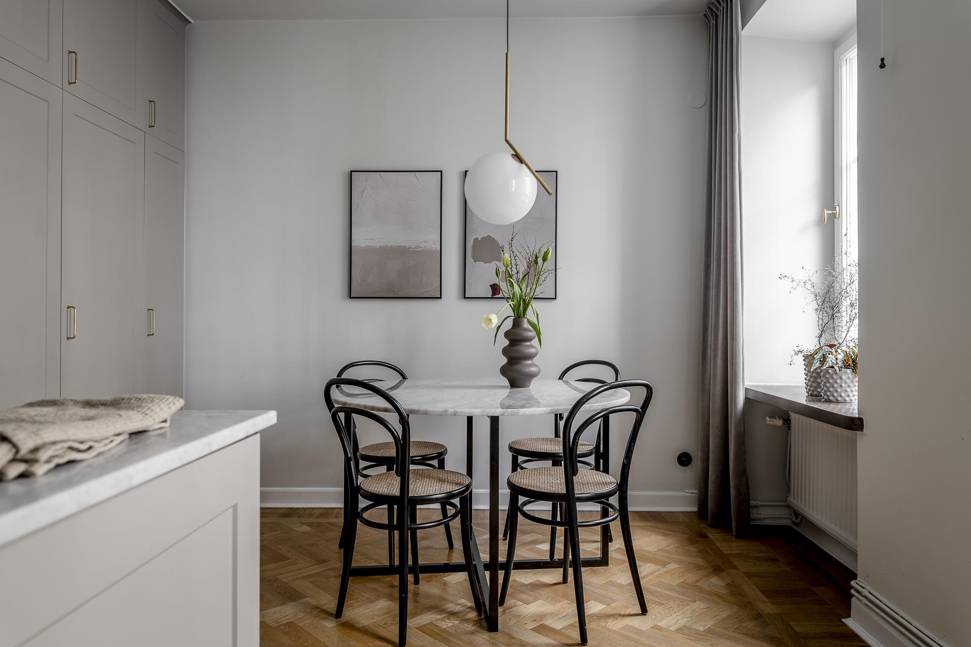 Utrymme för en rejäl köksmöbel även i köket