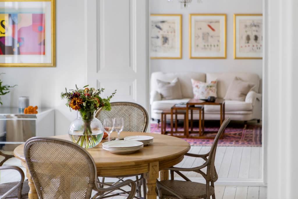 Alla snickerier är i ursprungsskick och mycket fint renoverad