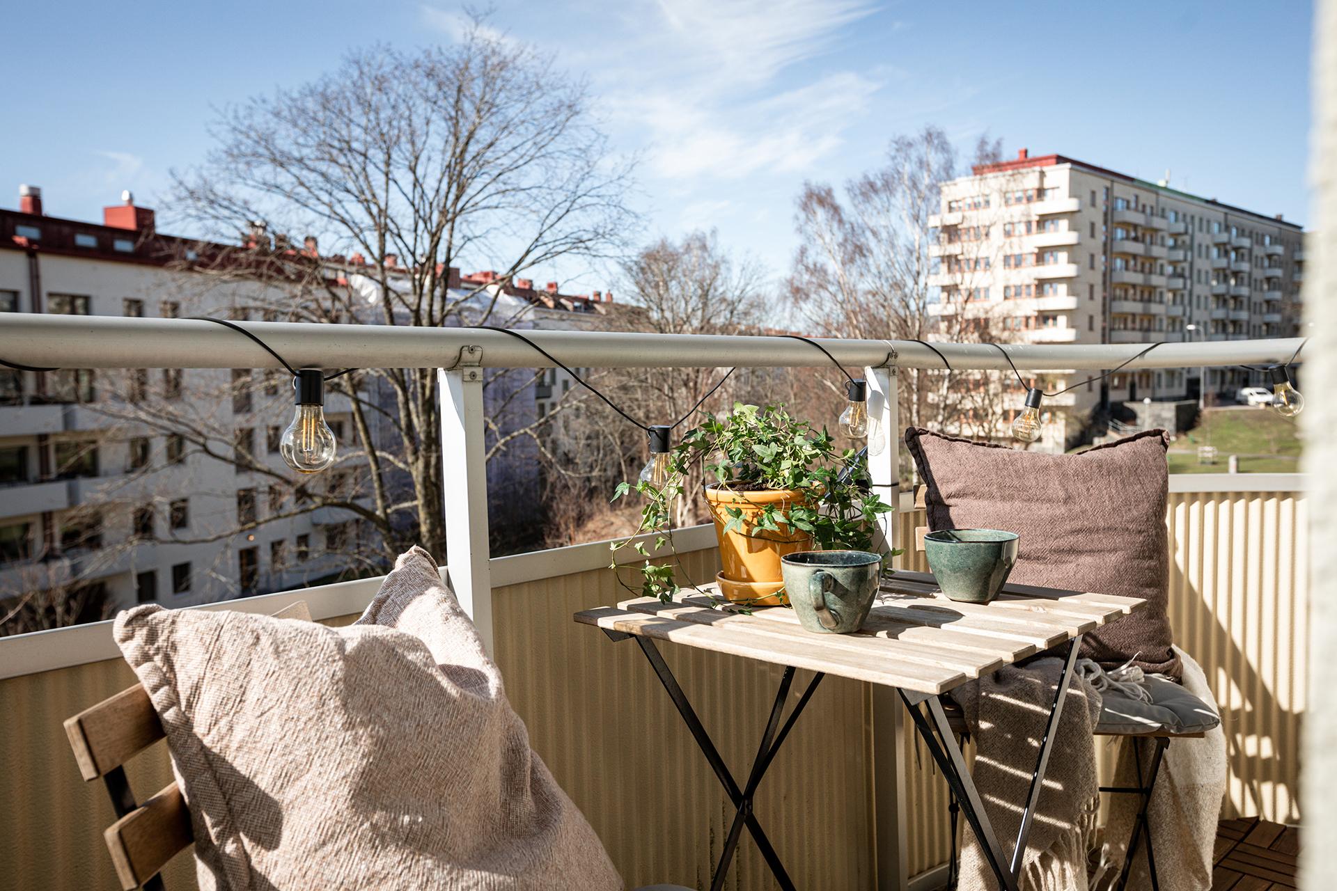 Högt, fritt och insynsskyddat med sol från lunch till sen kväll