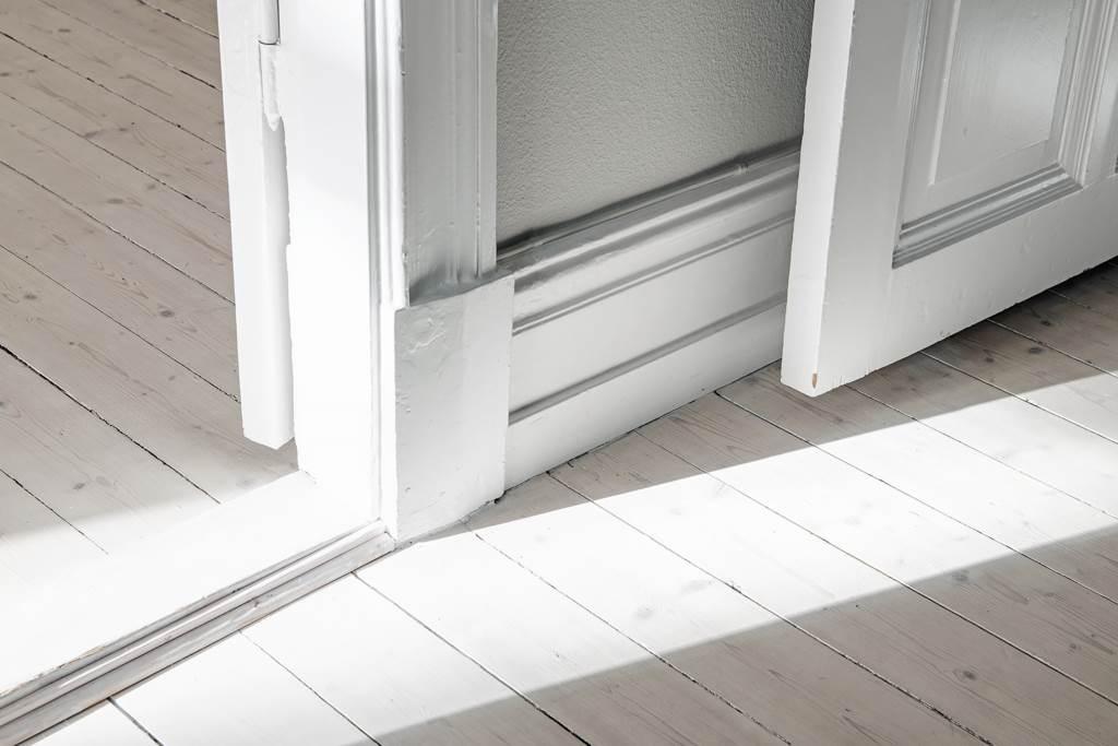 Skurkloss kallas den nedersta listbiten närmast golvet