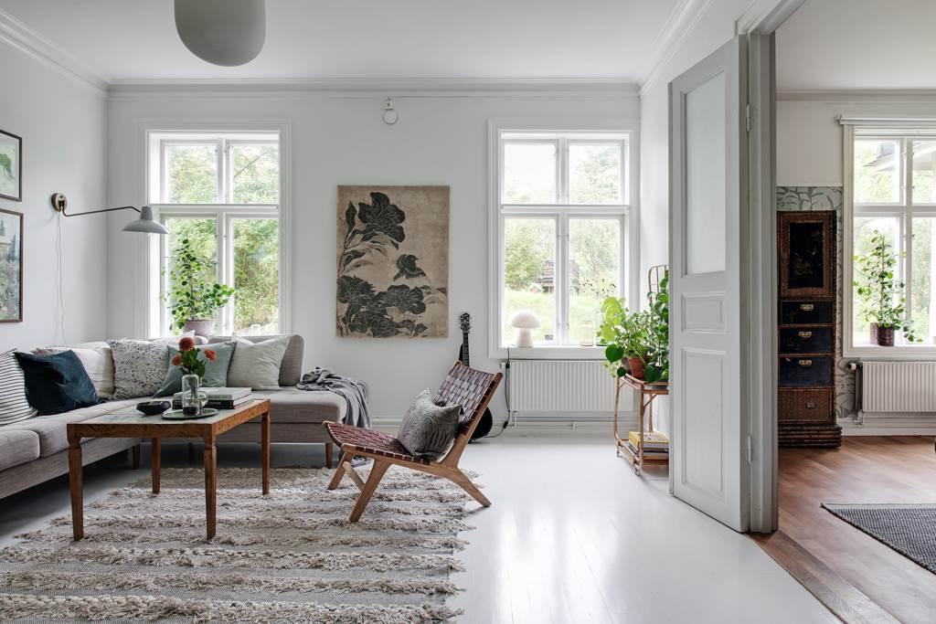 Luftiga rum i fil mot den lugna trädgården