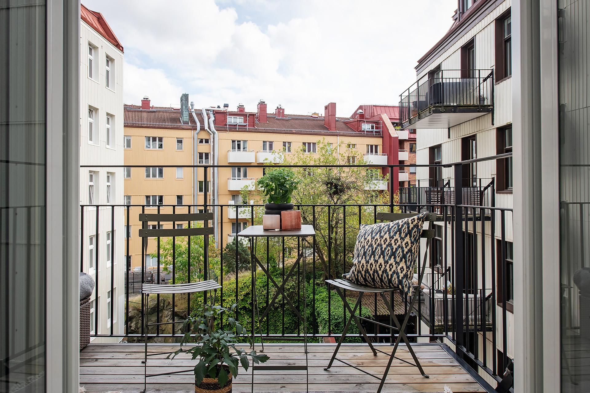 Det fria österläget ger sol hela förmiddagarna