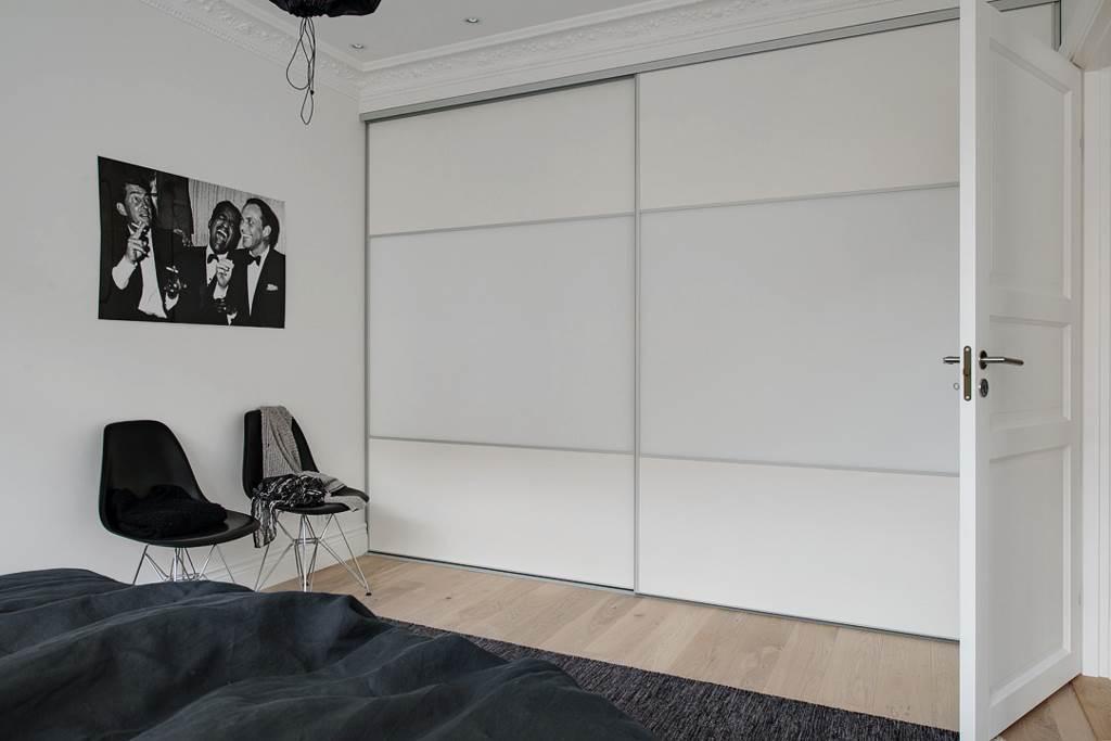 Gott om förvaring i skjutdörrsgarderob