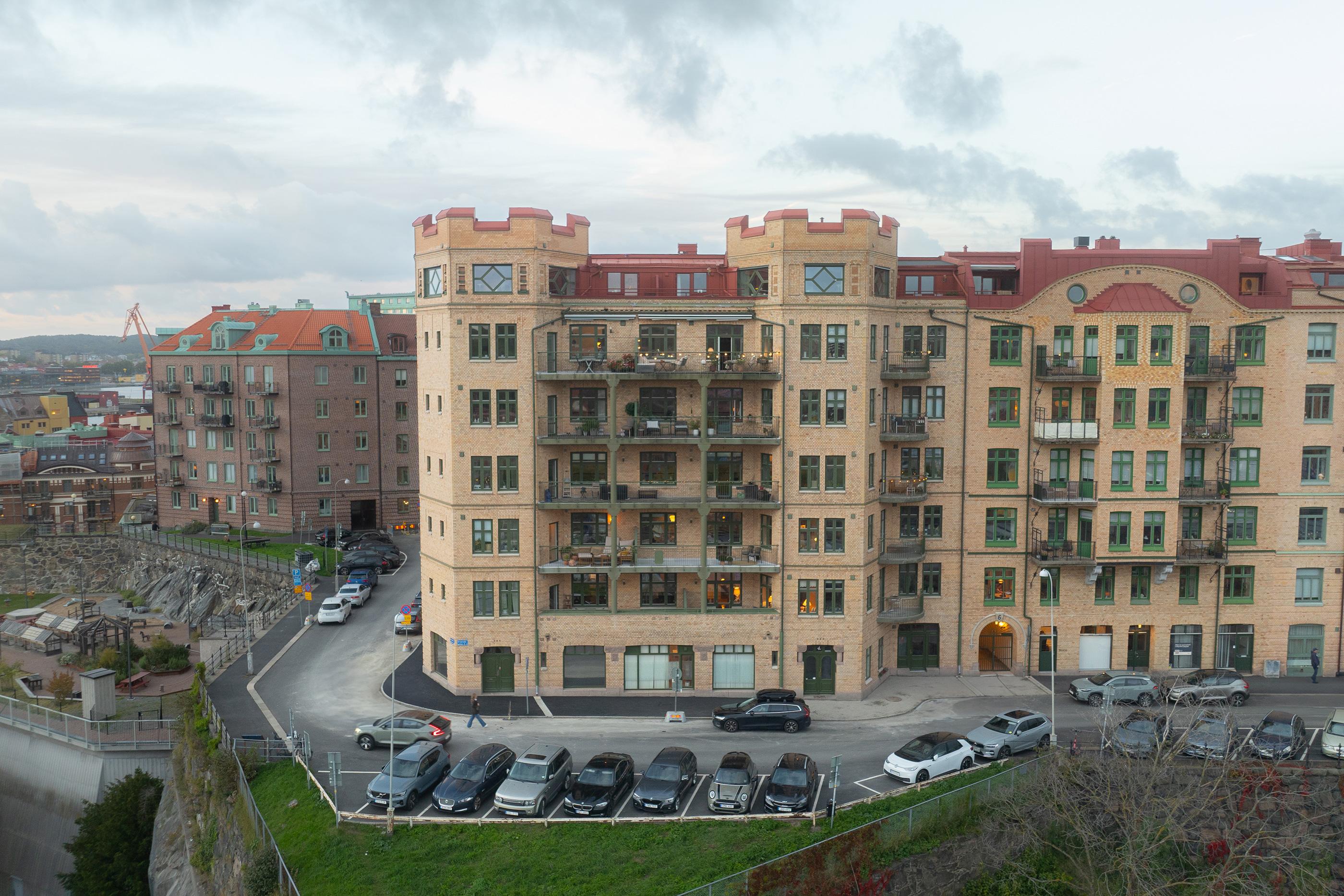 Balkongen intill högra tornet kan bli er!