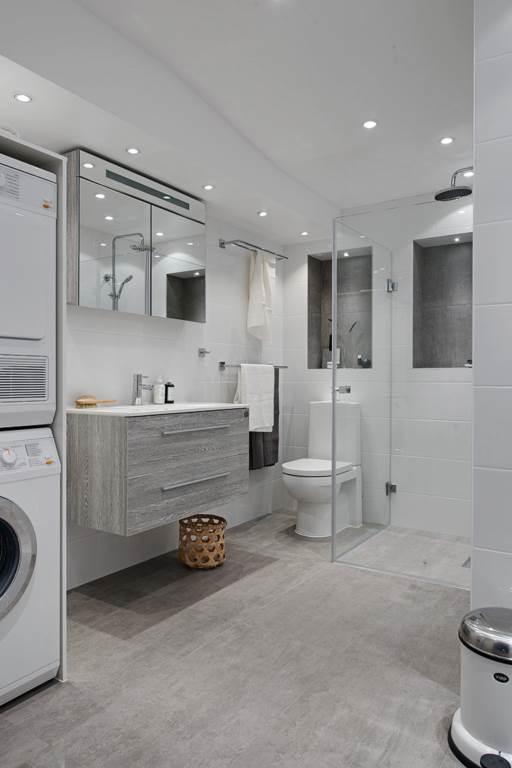 Stort badrum med tvättpelare