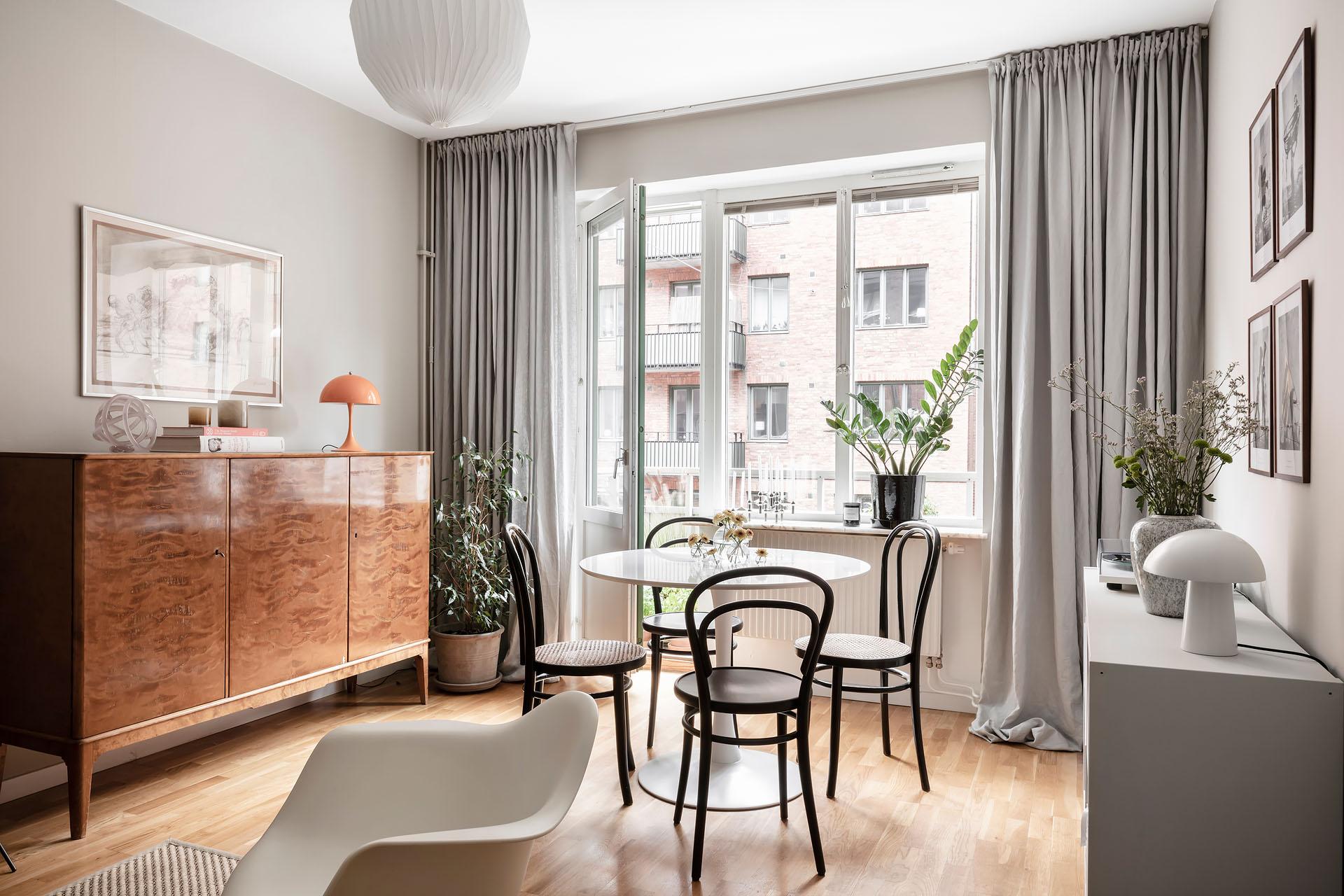 Stora fönster fyller rummet med ljus