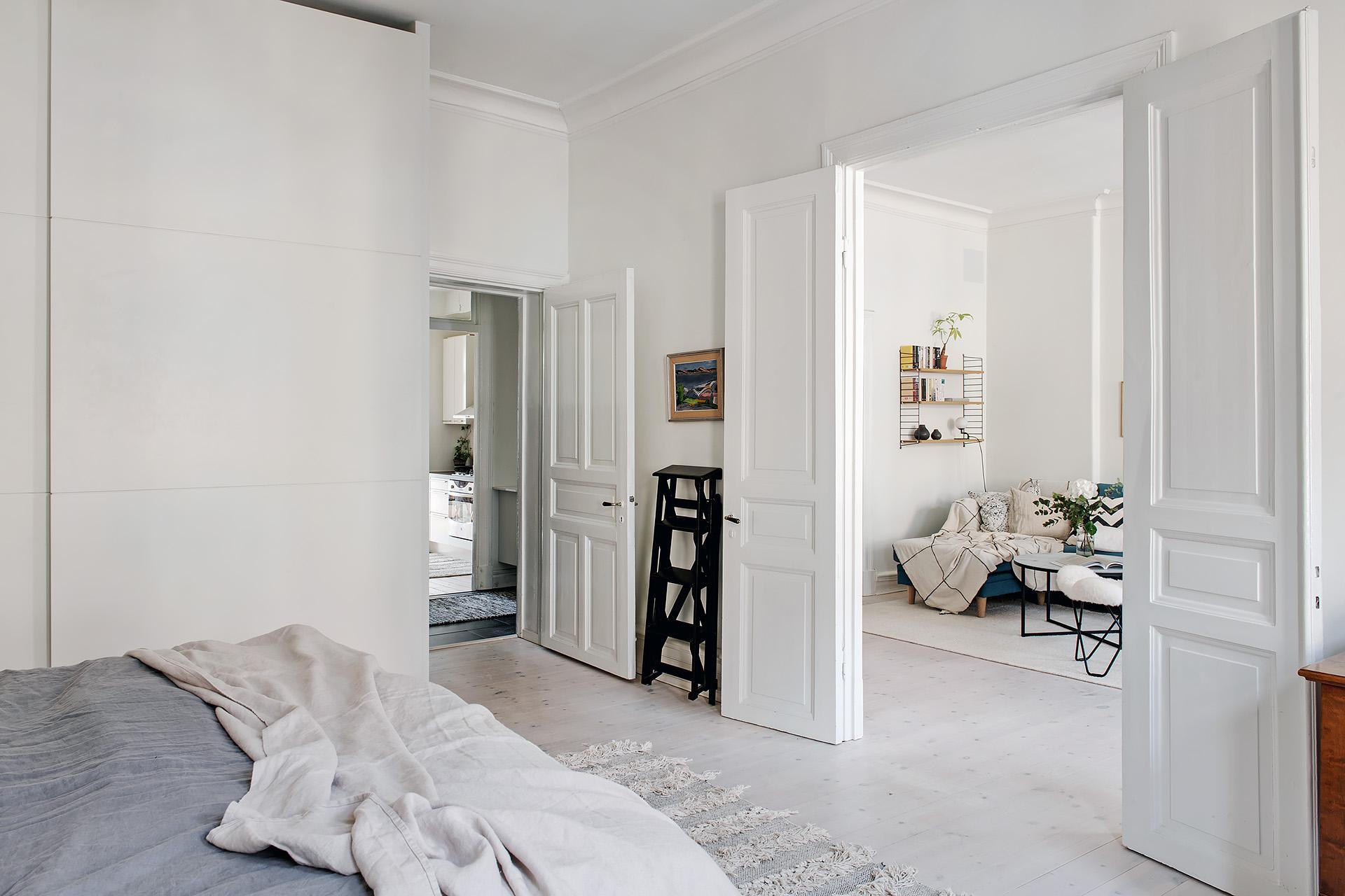 Gott om förvaring finns längs ena väggen