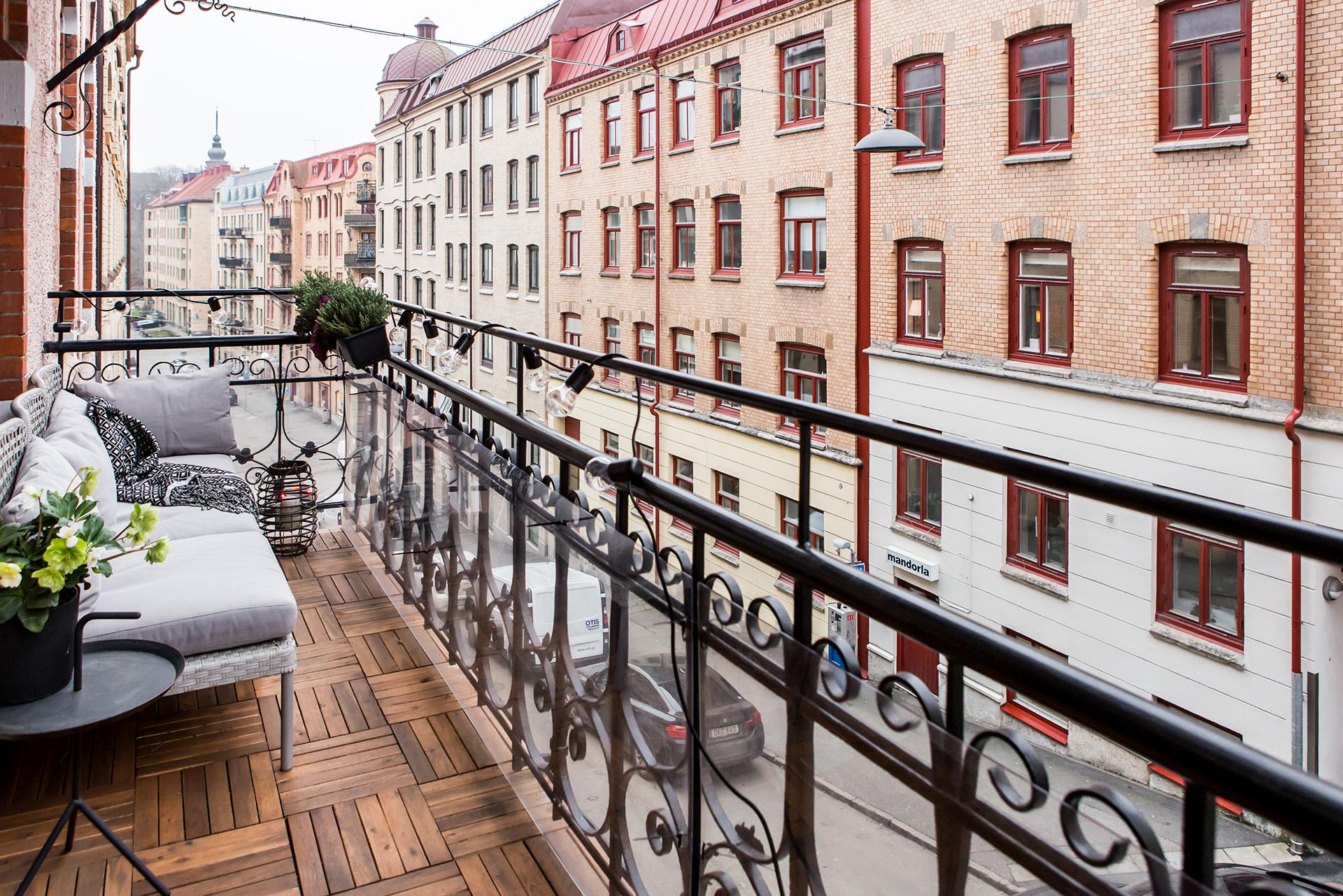 Stor västerbalkong med många soltimmar