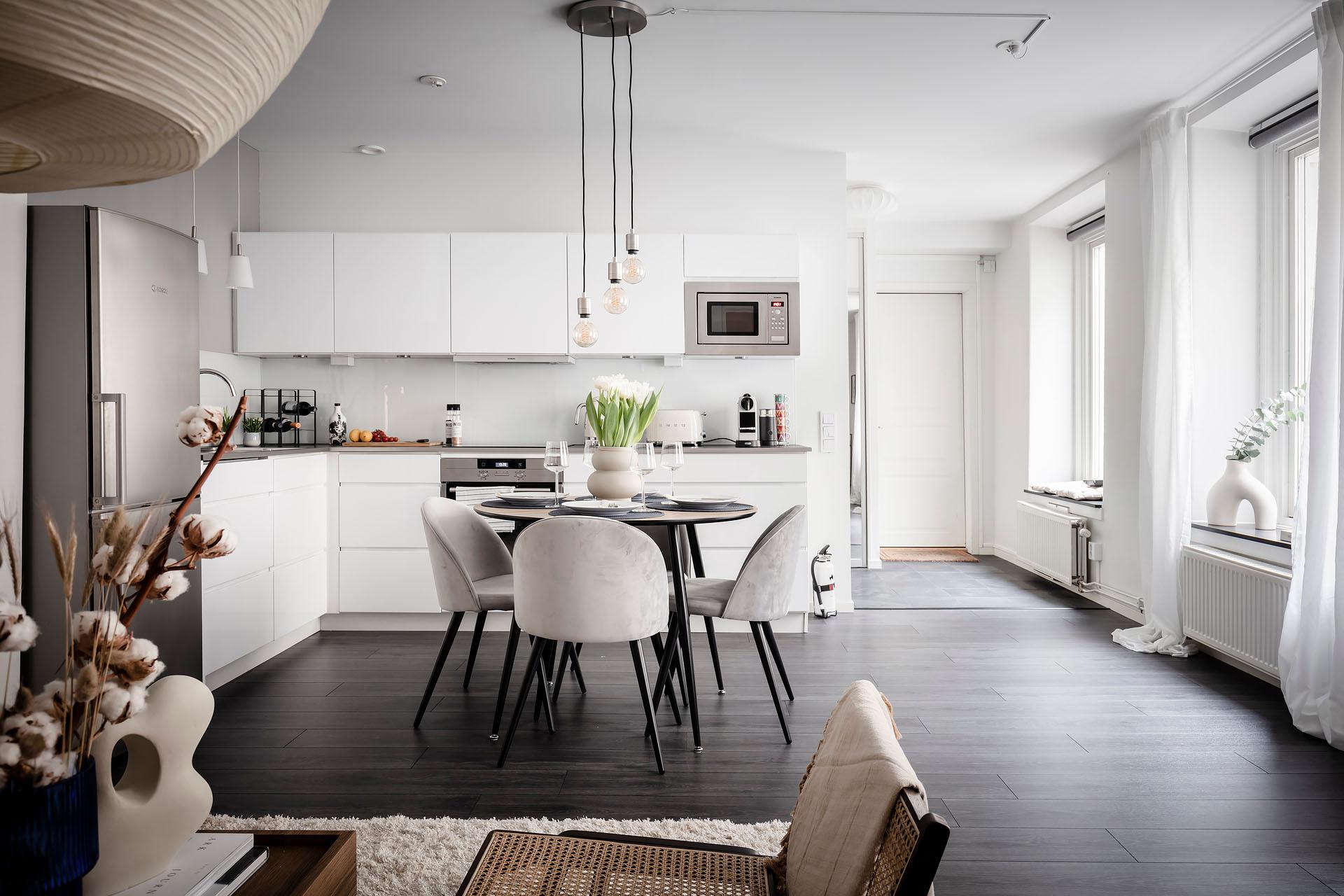 Kök och vardagsrum om närmare 30 kvadrat