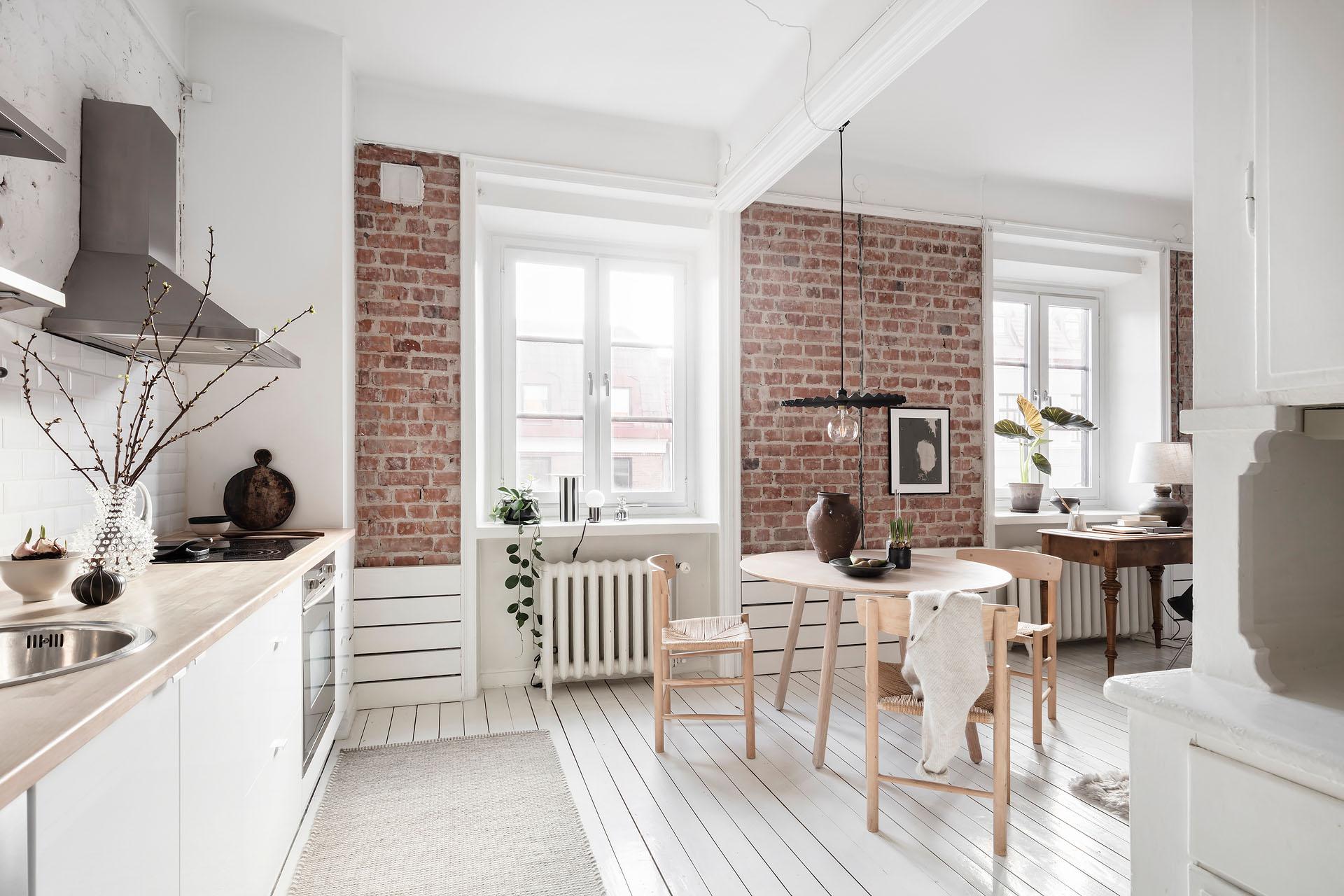 Kök och vardagsrum i skön öppenhet och många vackra detaljer