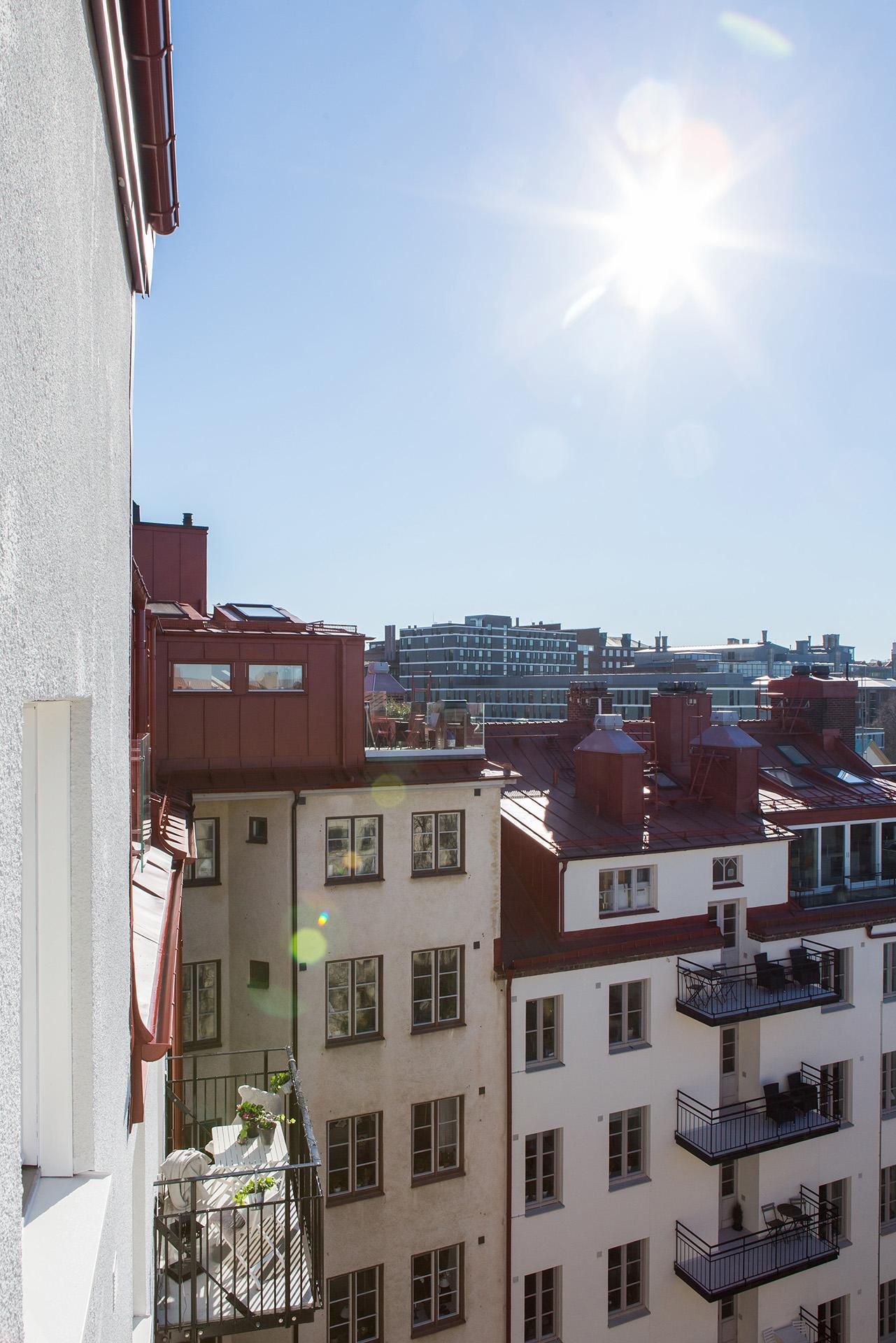 Storslagen utsikt över stadens takåsar