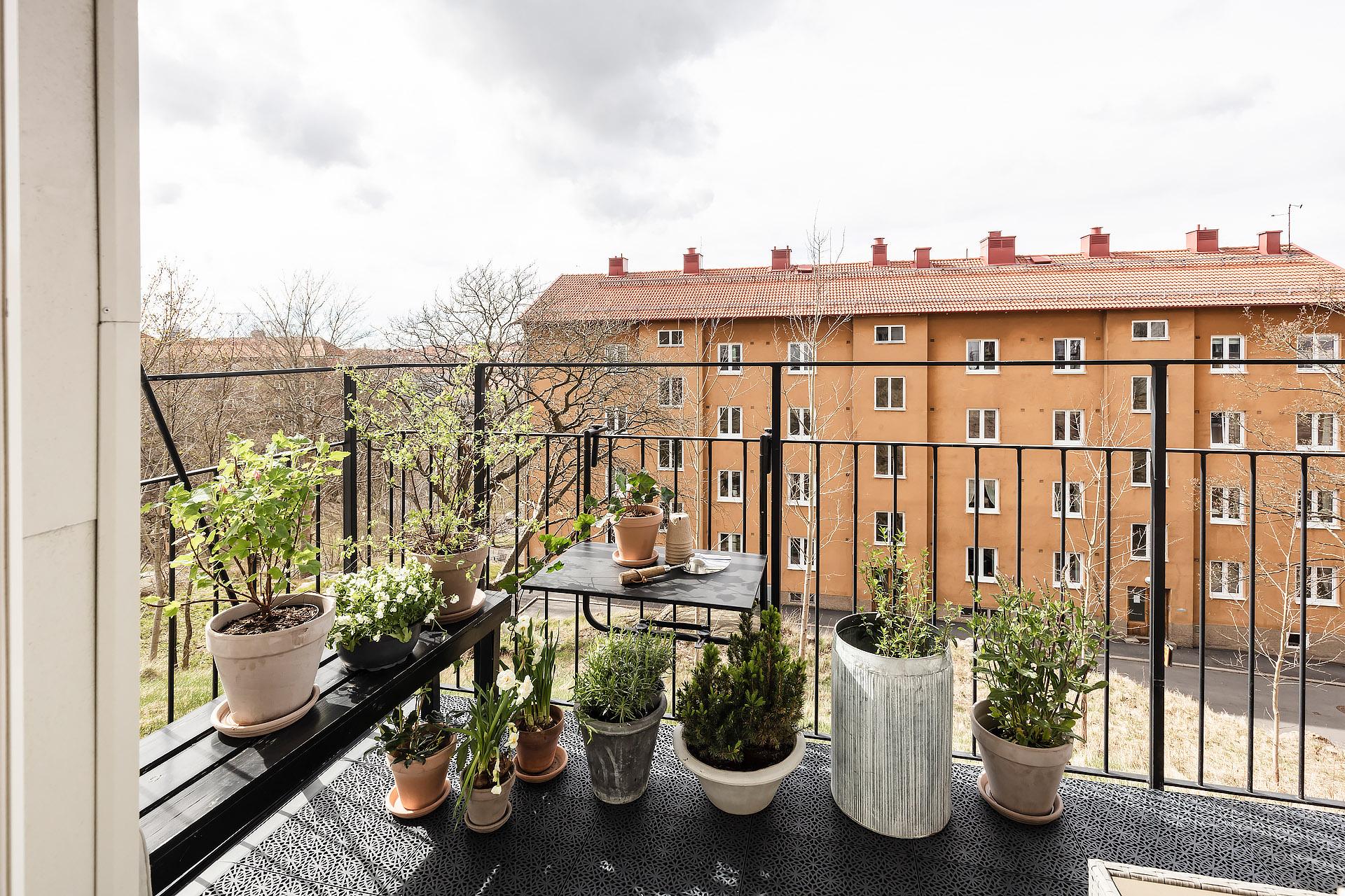 Stor balkong med sol från tidig eftermiddag till sen kväll