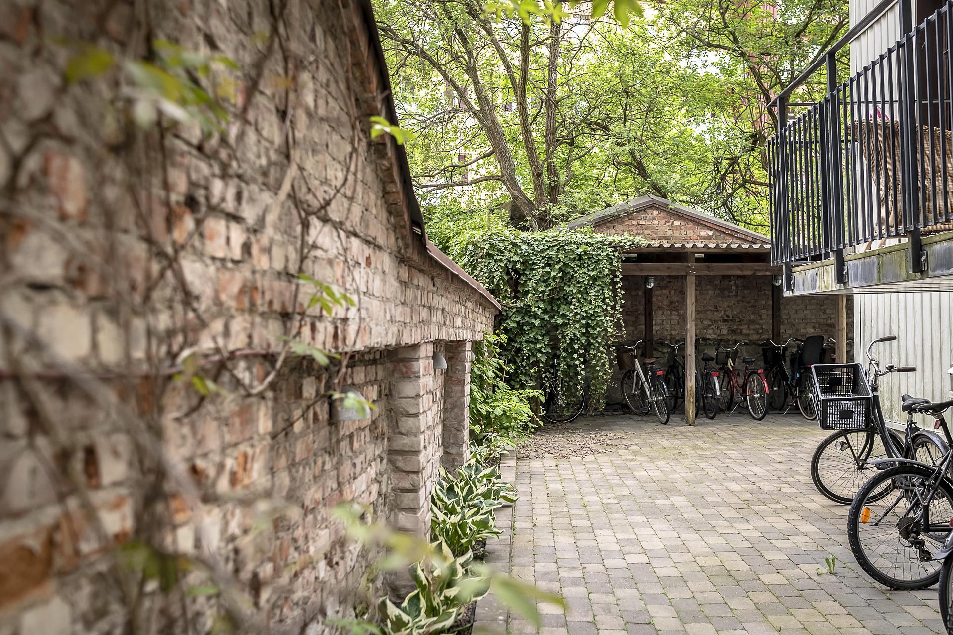 Fin innergård med uteplatser och cykelförvaring