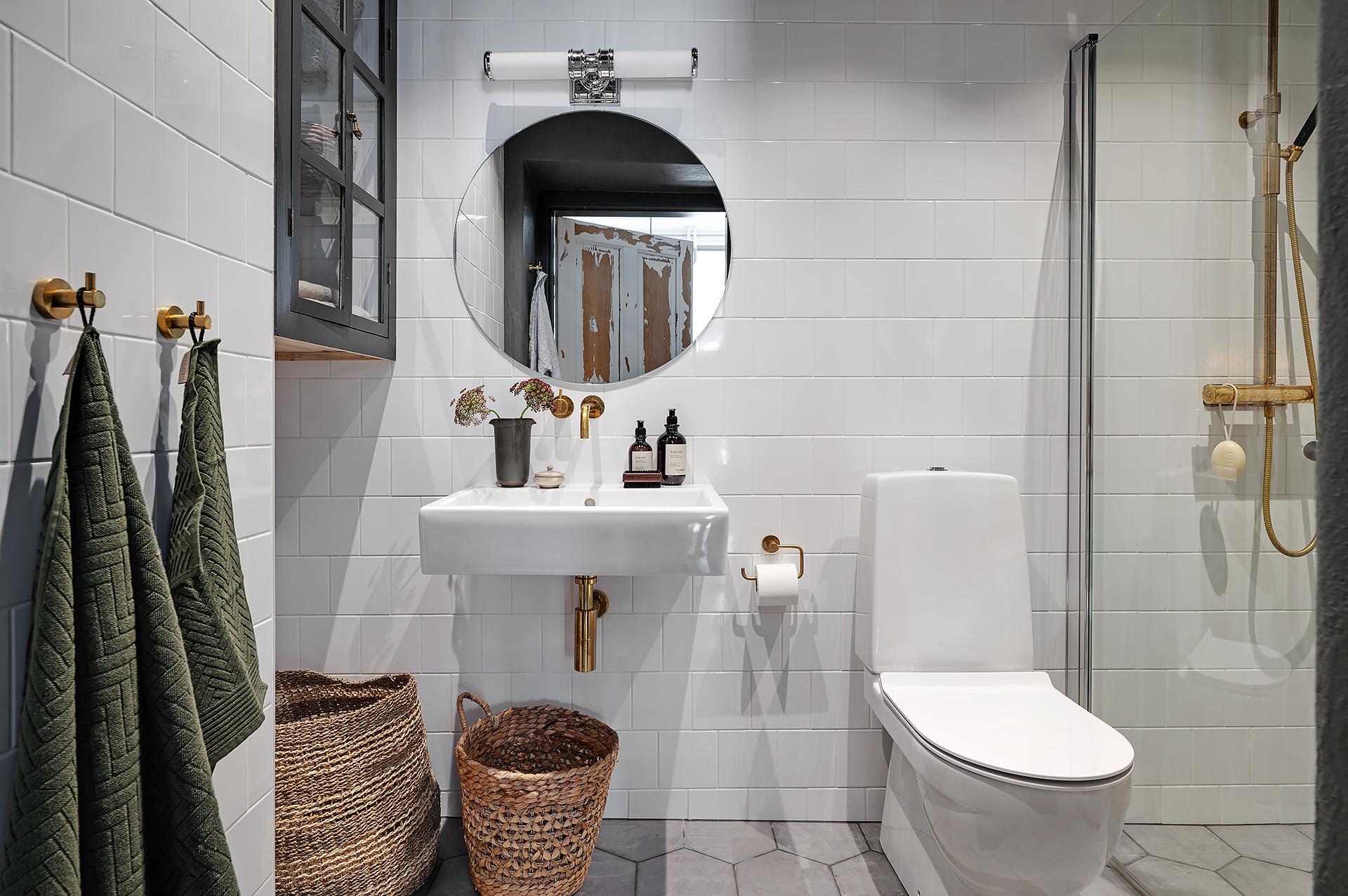 Rymligt badrum med smarta lösningar