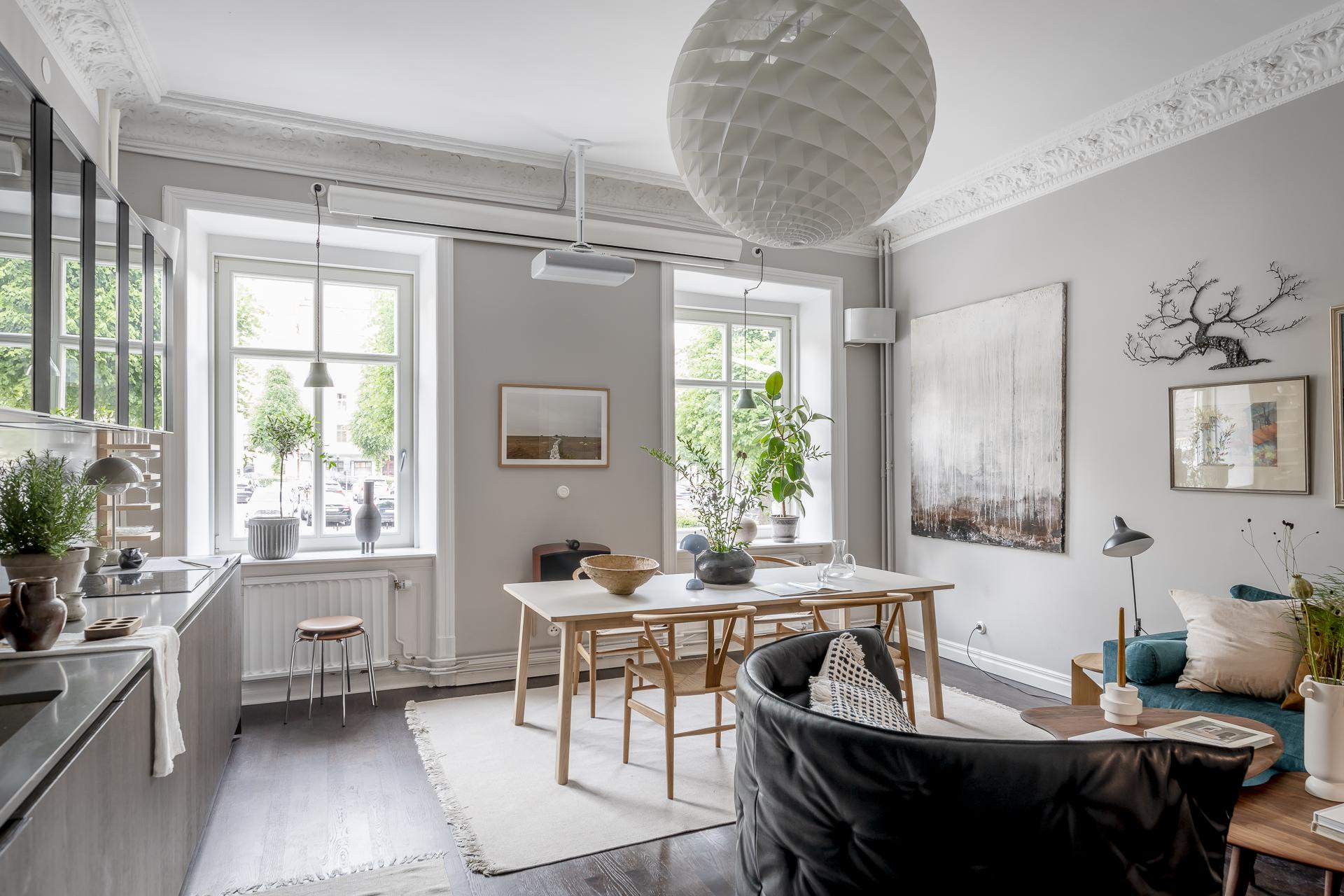 Här har ni utrymme både för det stora matsalsbordet och soffmöbeln